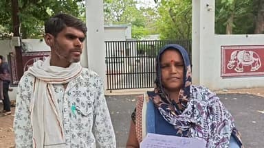 छतरपुर में महिला ने एसपी से लगाई न्याय की गुहार
केण्डी निवासी रेखा अहिरवार ने पुलिस अधीक्षक कार्यालय पहुंचकर शिकायत दर्ज कराई है। महिला का आरोप है कि कुछ लोगों ने उसके साथ मारपीट की, गाली-गलौज की और जान से मारने की धमकी दी। शिकायत में परिवार के अन्य सदस्यों के साथ भी अभद्र व्यवहार और डराने-धमकाने का आरोप लगाया गया है।
महिला ने अपनी और अपने परिवार की सुरक्षा की मांग करते हुए आरोपियों के खिलाफ सख्त कार्रवाई की मांग की है। अब देखना होगा कि पुलिस जांच में क्या तथ्य सामने आते हैं और पीड़ित परिवार को कब तक न्याय मिल पाता है।
📍 छतरपुर, मध्य प्रदेश
#Chhatarpur #MPNews #BreakingNews #BundelkhandNews #JusticeForWomen #SPOffice #CrimeNews #ViralNews #BundelkhandWalaSamachar #MadhyaPradesh #MahilaSuraksha #PoliceComplaint #TrendingNews #FacebookViral #NewsUpdate #ChhatarpurNews #Bundelkhand #ViralPost #PublicVoice #LatestNews