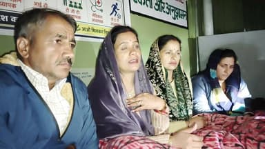 📍 GMSSS सलूणी | क्रमिक अनशन LIVE | रात 9 बजे
कड़ाके की ठंड और रात के अंधेरे में भी अनशन जारी...
राजकीय आदर्श वरिष्ठ माध्यमिक पाठशाला सलूणी में बच्चों के उज्ज्वल भविष्य और शिक्षा व्यवस्था को बेहतर बनाने की मांग को लेकर समाजसेवी डटे हुए हैं। मौसम की मार और कठिन परिस्थितियों के बावजूद उनका हौसला कायम है।
बच्चों के हितों के लिए संघर्ष कर रहे इन साहसी समाजसेवियों को सलाम। 🙏
Pahadi News Suneel Pahadi
#Salooni #GMSSSSalooni #Anshan #EducationForAll #PahadiNews #Chamba #HimachalPradesh