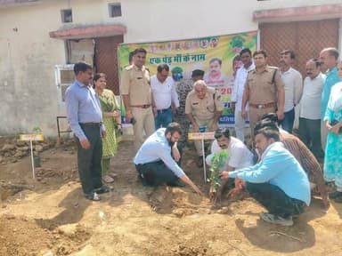 विश्व पर्यावरण दिवस से अंतर्राष्ट्रीय योग दिवस तक संचालित विशेष जनजागरूकता अभियान के अंतर्गत सेवढ़ा विधायक श्री प्रदीप अग्रवाल एवं डीएफओ श्री मोहम्मद नाज़ द्वारा वन परिक्षेत्र सेवढ़ा परिसर में पौधारोपण किया गया।
इस अवसर पर उपस्थित अधिकारियों एवं जनप्रतिनिधियों ने पर्यावरण संरक्षण, हरित आवरण बढ़ाने तथा आने वाली पीढ़ियों के लिए स्वच्छ एवं स्वस्थ वातावरण सुनिश्चित करने का संदेश दिया।
#दतिया #CMMadhyaPradesh #JansamparkMP #datia #MadhyaPradesh