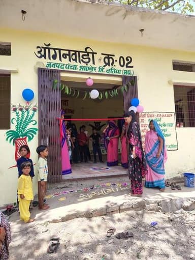 पर्यावरण संरक्षण का संकल्प, स्वस्थ और स्वच्छ भविष्य की ओर कदम
विश्व पर्यावरण दिवस से अंतर्राष्ट्रीय योग दिवस तक संचालित विशेष जनजागरूकता अभियान के अंतर्गत ग्राम पंचायत बरका, जनपद पंचायत भाण्डेर में पर्यावरण संरक्षण शपथ कार्यक्रम आयोजित किया गया।
कार्यक्रम में आंगनवाड़ी कार्यकर्ताओं, सहायिकाओं, आशा कार्यकर्ताओं एवं ग्रामवासियों ने सहभागिता कर पर्यावरण संरक्षण, स्वच्छता एवं हरित जीवनशैली अपनाने का संकल्प लिया।
#दतिया #CMMadhyaPradesh #JansamparkMP #MadhyaPradesh #datia