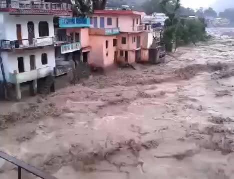 2013 की केदारघाटी आपदा की भयावह यादें 🌊🙏
विजयनगर, अगस्त्यमुनि के झूला पुल से वर्ष 2013 की विनाशकारी आपदा के दौरान बनाया गया यह वीडियो उस भयावह मंजर की याद दिलाता है, जब प्रकृति के रौद्र रूप ने पूरे उत्तराखंड को झकझोर कर रख दिया था।
यह दृश्य केवल एक वीडियो नहीं, बल्कि उन दर्दनाक पलों की गवाही है, जिन्हें हजारों परिवारों ने अपनी आंखों से देखा और महसूस किया। आज भी यह आपदा हमें प्रकृति के प्रति संवेदनशील रहने, पर्यावरण संरक्षण और आपदा प्रबंधन की महत्ता का संदेश देती है।
#KedarnathDisaster2013 #UttarakhandDisaster #Agastyamuni #Vijaynagar #Kedarghati #Tribute #NeverForget2013 #Uttarakhand #Devbhoomi #DisasterMemories