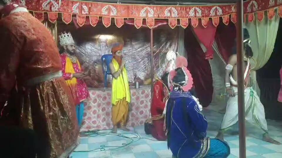 निवास राजा शंकर शाह कुंवर रघुनाथ शाह स्टेडियम में चल रही रामायण कथा/ राम लीला कथा
#निवास #मंडला #मध्यप्रदेश