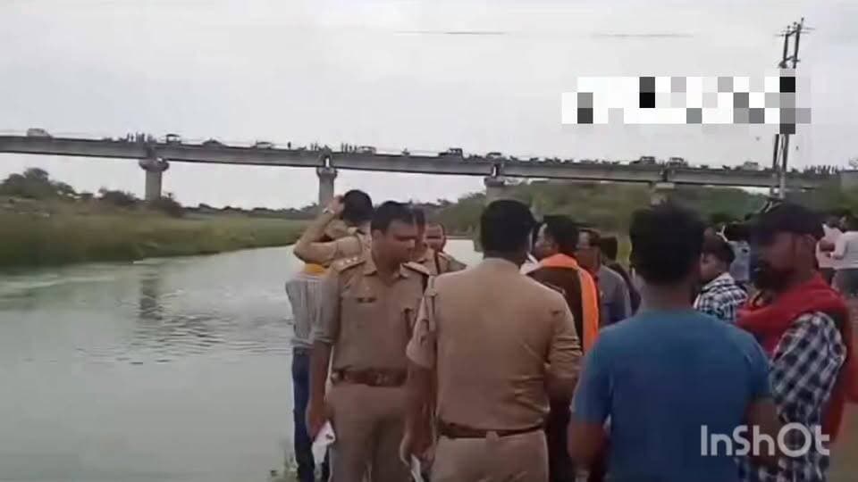 भिण्ड - मध्य प्रदेश के एक दर्जन से ज्यादा युवक उत्तर प्रदेश के गोपालपुरा जिला जालौन के पहुज नदी में गुरुवार दोपहर बड़ा हादसा हो गया। नदी में नहाने गए 17 युवकों के समूह में शामिल तीन युवक गहरे पानी में चले जाने के कारण डूब गए। घटना के बाद क्षेत्र में अफरा-तफरी मच गई। पुलिस, प्रशासन और स्थानीय गोताखोरों की मदद से तलाश अभियान जारी है। घटना माधौगढ़ कोतवाली क्षेत्र के ग्राम गोपालपुरा के पास का है।जानकारी के अनुसार मध्य प्रदेश के भिंड के थाना मिहौना क्षेत्र के ग्राम लिधौरा और अन्तियनपुरा निवासी करीब 17 युवक, जो आपस में रिश्तेदार हैं, 19 जून को आयोजित एक शादी समारोह में शामिल होने के लिए एकत्र हुए थे। गुरुवार को सभी युवक घूमने और स्नान करने के उद्देश्य से गोपालपुरा गांव के निकट बहने वाली पहुज नदी पर पहुंचे थे।
नहाने के दौरान जगमोहन बघेल (19) पुत्र चरण सिंह निवासी लिधौरा, सुधीर बघेल (15) पुत्र जगदीश निवासी लिधौरा तथा अवनीश यादव (20) पुत्र गंगा सिंह यादव निवासी अन्तियनपुरा नदी के गहरे हिस्से में पहुंच गए। पानी की गहराई का अनुमान न लग पाने के कारण तीनों युवक डूबने लगे।साथ मौजूद युवकों और आसपास के ग्रामीणों ने उन्हें बचाने का प्रयास किया, लेकिन तब तक तीनों नदी में लापता हो चुके थे। सूचना मिलते ही स्थानीय पुलिस मौके पर पहुंची और राहत एवं बचाव कार्य शुरू कराया गया।
घटनास्थल पर उपजिलाधिकारी, क्षेत्राधिकारी सहित अन्य प्रशासनिक अधिकारियों ने पहुंचकर स्थिति का जायजा लिया। स्थानीय गोताखोरों की मदद से युवकों की तलाश की जा रही है। प्रशासन ने एसडीआरएफ (स्टेट डिजास्टर रिस्पॉन्स फोर्स) को भी सूचना दे दी है। अधिकारियों के अनुसार टीम के पहुंचते ही आधुनिक उपकरणों की सहायता से व्यापक सर्च ऑपरेशन चलाया जाएगा।
#viralreelsfacebook #vairalvideo #cmmohanyadav #MadhyaPradesh #dmbhind #PMNarendraModi #highlights #ind24 #BhindNews