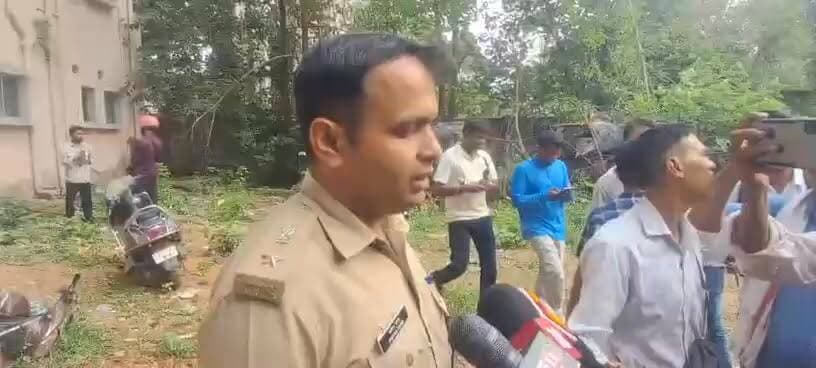 RSS कार्यालय में पेट्रोल बम से हमला करने वाले सभी आरोपी झारखंड के हैं। लोहरदगा के रहने वाले दो और एक आरोपी रांची का, भागने के दौरान सैफ का हुआ हॉफ एनकाउंटर।
#ranchirssoffice #RanchiNews #JharkhandNews
