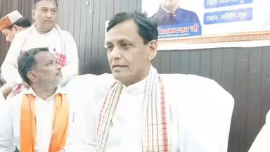 मोदी सरकार के 12 साल में 25 करोड़ लोग गरीबी रेखा से बाहर : नित्यानंद राय
गयाजी के सर्किट हाउस में गुरुवार को केंद्रीय गृह राज्यमंत्री नित्यानंद राय ने प्रेस कॉन्फ्रेंस की। उन्होंने प्रधानमंत्री नरेंद्र मोदी के 12 वर्ष के कार्यकाल को गरीब कल्याण, विकास और राष्ट्रीय सुरक्षा को समर्पित बताया।
नित्यानंद राय ने कहा कि पिछले 12 वर्षों में 25 करोड़ से अधिक लोग गरीबी रेखा से बाहर आए हैं। चार करोड़ से अधिक गरीब परिवारों को पक्का मकान व 12 करोड़ शौचालयों का निर्माण कराया गया। 58 करोड़ जनधन खाते खोले गए और डीबीटी से 11 लाख करोड़ रुपये सीधे लाभार्थियों को भेजे गए।
उन्होंने कहा कि राष्ट्रीय सुरक्षा पर सरकार जीरो टॉलरेंस की नीति पर काम कर रही है। सर्जिकल स्ट्राइक का उल्लेख करते हुए कहा कि आतंकवाद पर कड़ी कार्रवाई की गई है।
केंद्रीय मंत्री ने बताया कि पीएम किसान सम्मान निधि से करोड़ों किसानों को लाभ मिल रहा है। 43 करोड़ आयुष्मान कार्ड जारी हुए हैं। प्रति व्यक्ति आय 46 हजार से बढ़कर दो लाख रुपये से अधिक हो गई है। उन्होंने कहा कि अयोध्या में श्रीराम मंदिर का निर्माण हुआ है। नक्सलवाद पर प्रभावी नियंत्रण स्थापित हुआ है। 2047 तक विकसित भारत का संकल्प तेजी से आगे बढ़ रहा है।
#GayaNews #BiharNews #NityanandRai #CentralGovernment #Development #pmmodinews