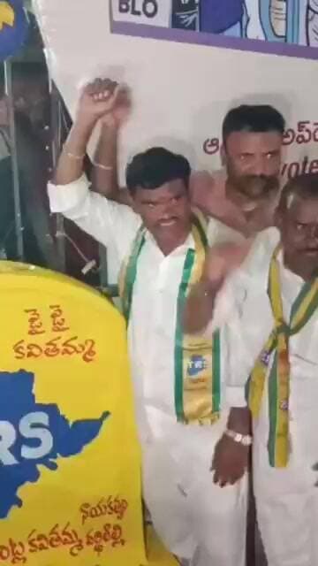 సిరిసిల్ల లో తెలంగాణ రక్షణ సేన పార్టీ జెండాను ఆవిష్కరించిన పార్టీ అధ్యక్షురాలు కల్వకుంట్ల కవిత