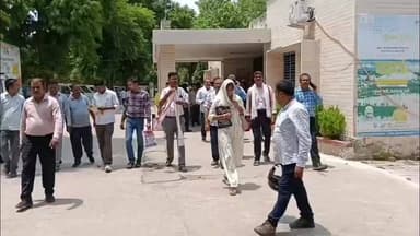 टीईटी अनिवार्यता के विरोध में शिक्षकों का प्रदर्शन
राष्ट्रीय शैक्षिक महासंघ ने प्रधानमंत्री को संबोधित ज्ञापन सौंपा
सेवारत शिक्षकों ने कहा- नियुक्ति के वर्षों बाद नई पात्रता थोपना न्यायसंगत नहीं
✒️रिपोर्ट अजय श्रीवास्तव
फतेहपुर। उत्तर प्रदेश के फतेहपुर जिले में टीईटी (शिक्षक पात्रता परीक्षा) की अनिवार्यता को लेकर शिक्षकों का विरोध तेज होता दिखाई दे रहा है। राष्ट्रीय एवं प्रांतीय नेतृत्व के आह्वान पर राष्ट्रीय शैक्षिक महासंघ उत्तर प्रदेश की फतेहपुर इकाई ने जिलाधिकारी कार्यालय पहुंचकर प्रदर्शन किया और प्रधानमंत्री को संबोधित ज्ञापन सौंपा। शिक्षकों का कहना है कि टीईटी लागू होने से पहले नियुक्त हुए शिक्षकों पर इसे अनिवार्य करना उनके अधिकारों और सेवा शर्तों के विपरीत है।
फतेहपुर में गुरुवार को राष्ट्रीय शैक्षिक महासंघ के बैनर तले बड़ी संख्या में शिक्षक जिलाधिकारी कार्यालय पहुंचे और टीईटी अनिवार्यता के विरोध में प्रदर्शन किया। शिक्षकों ने प्रधानमंत्री के नाम संबोधित ज्ञापन जिलाधिकारी को सौंपते हुए मांग की कि टीईटी लागू होने से पूर्व नियुक्त शिक्षकों को इस अनिवार्यता से मुक्त रखा जाए।
प्रदर्शन के दौरान शिक्षकों ने कहा कि उनकी नियुक्तियां उस समय की वैधानिक चयन प्रक्रिया और पात्रता मानकों के अनुरूप हुई थीं। उन्होंने वर्षों तक विद्यालयों में सेवा प्रदान की है और अब 15 से 20 वर्ष बाद नई पात्रता परीक्षा की अनिवार्यता लागू करना न्यायोचित नहीं माना जा सकता।
महासंघ के पदाधिकारियों का कहना था कि जब उनकी भर्ती हुई थी, तब निर्धारित चयन प्रक्रिया और पात्रता मानकों का पालन कर ही उन्हें नियुक्ति मिली थी। ऐसे में वर्षों की सेवा के बाद पुनः परीक्षा की बाध्यता शिक्षकों के आत्मसम्मान और सेवा सुरक्षा पर प्रश्नचिह्न खड़ा करती है।
महिला शिक्षकों ने भी उठाई आवाज
महिला शिक्षक एवं ब्लॉक अध्यक्ष संगीता सचान ने कहा कि वर्षों से शिक्षा सेवा में कार्यरत शिक्षकों की दोबारा परीक्षा लेना उनके अनुभव और योगदान का अपमान है। उन्होंने कहा कि यदि पुराने नियुक्त शिक्षकों से पुनः परीक्षा की अपेक्षा की जाती है तो समान सिद्धांत अन्य विभागों पर भी लागू होने चाहिए।
आंदोलन तेज करने की चेतावनी
महासंघ के जिला पदाधिकारियों ने चेतावनी दी कि यदि सरकार और संबंधित विभाग उनकी मांगों पर गंभीरता से विचार नहीं करते हैं तो प्रदेशव्यापी आंदोलन को और व्यापक बनाया जाएगा। शिक्षकों ने कहा कि यह केवल नौकरी का मुद्दा नहीं बल्कि लाखों शिक्षकों की सेवा सुरक्षा और सम्मान से जुड़ा विषय है।
सोशल मीडिया पर चर्चा का विषय बना मुद्दा
टीईटी अनिवार्यता को लेकर चल रहा विवाद सोशल मीडिया पर भी चर्चा का विषय बना हुआ है। शिक्षक संगठनों का कहना है कि इस फैसले से देशभर के लाखों शिक्षक प्रभावित हो सकते हैं, जबकि सरकार और न्यायिक प्रक्रिया के समर्थक इसे शिक्षा की गुणवत्ता से जोड़कर देख रहे हैं।
फतेहपुर में हुआ यह प्रदर्शन शिक्षा व्यवस्था और शिक्षक सेवा शर्तों से जुड़े एक महत्वपूर्ण मुद्दे को सामने लाता है। अब निगाहें केंद्र और राज्य सरकार की प्रतिक्रिया पर टिकी हैं। आने वाले समय में इस विषय पर प्रशासनिक, विधायी अथवा न्यायिक स्तर पर क्या निर्णय लिया जाता है, यह लाखों शिक्षकों के भविष्य को प्रभावित कर सकता है।
🟥 ND NEWS की जनहित अपील
ND NEWS एवं दैनिक निष्पक्ष धारा सभी संबंधित पक्षों से अपील करता है कि शिक्षा और शिक्षकों से जुड़े संवेदनशील मुद्दों का समाधान संवाद, संवैधानिक प्रक्रिया और पारदर्शी नीति के माध्यम से किया जाए। शिक्षकों का सम्मान और गुणवत्तापूर्ण शिक्षा दोनों लोकतांत्रिक समाज की आधारशिला हैं।
👇👇
@dgpup
@RSSorg
@UPGovt
@wpl1090
@RSSgeet
@Uppolice
@MIB_India
@PMOIndia
@HMOIndia
@abmanglik
@VHPDigital
@igrangealld
@myogioffice
@InfoDeptUP
@dmfatehpur
@sdmsadarftp
@CMOfficeUP
@CMOUP_RC
@ChiefSecyUP
@ChiefSecyUP
@MahantYogiG
@FatehpurSdm
@fatehpurpolice
@BajrangDalOrg
@112UttarPradesh
@myogiadityanath
@CommissionerPrg
@ADGZonPrayagraj
👇👇
#NDNews #दैनिकनिष्पक्षधारा #Fatehpur #TET #TeacherNews #NationalEducationalFederation #EducationNews #UPTeachers #ShikshakAndolan #UPNews #BreakingNews #EducationPolicy #PMOIndia #UPGovt
👇👇
🟥 ND NEWS | दैनिक निष्पक्ष धारा
मुख्य संपादक/संस्थापक: राजन सिंह हाड़ा
📍 कार्यालय-3: U158, हीरा स्वीट्स के पास, विकास मार्ग, लक्ष्मी नगर, पूर्वी दिल्ली, पिन कोड –110092 (NCR)
📍 कार्यालय-2: विधानसभा रोड, बर्लिंगटन चौराहा, लखनऊ – 226001 (UP)
📍 कार्यालय-1: 1/1 अटल बिहारी चौराहा, नियर बर्मा चौराहा, फतेहपुर – 212601 (UP)
📅 दिनांक: 18 जून 2026
📞 मोबाइल: 9696119696