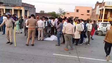 नेशनल हाईवे पर दर्दनाक हादसा, अज्ञात ट्रक की टक्कर से बाइक सवार की मौत
कृषि भवन के पास हुई दुर्घटना, चालक ट्रक समेत मौके से फरार
पुलिस ने शव पोस्टमार्टम के लिए भेजा, सीसीटीवी फुटेज के आधार पर जांच शुरू
✒️ रिपोर्ट अजय श्रीवास्तव
फतेहपुर। उत्तर प्रदेश के फतेहपुर जनपद में गुरुवार शाम एक दर्दनाक सड़क हादसे में बाइक सवार युवक की मौके पर ही मौत हो गई। सदर कोतवाली क्षेत्र स्थित राष्ट्रीय राजमार्ग पर कृषि भवन के निकट अज्ञात ट्रक की टक्कर से यह दुर्घटना हुई। हादसे के बाद ट्रक चालक वाहन समेत फरार हो गया। पुलिस ने शव को कब्जे में लेकर पोस्टमार्टम के लिए भेज दिया है तथा मृतक की पहचान और आरोपी वाहन की तलाश में जांच तेज कर दी है।
फतेहपुर जिले के सदर कोतवाली क्षेत्र में स्थित कृषि भवन के पास गुरुवार शाम उस समय अफरा-तफरी मच गई जब एक तेज रफ्तार अज्ञात ट्रक ने सामने से आ रही बाइक को जोरदार टक्कर मार दी। प्रत्यक्षदर्शियों के अनुसार टक्कर इतनी भीषण थी कि बाइक सवार सड़क पर दूर जा गिरा और गंभीर चोटों के कारण उसकी घटनास्थल पर ही मौत हो गई।
घटना के बाद ट्रक चालक मौके से वाहन लेकर फरार हो गया। स्थानीय लोगों ने तत्काल पुलिस को सूचना दी, जिसके बाद सदर कोतवाली पुलिस मौके पर पहुंची और आवश्यक कार्रवाई शुरू की। पुलिस ने शव को कब्जे में लेकर पंचनामा भरते हुए पोस्टमार्टम के लिए भेज दिया।
पहचान कराने का प्रयास जारी
पुलिस अधिकारियों के अनुसार मृतक की शिनाख्त कराने के प्रयास किए जा रहे हैं। आसपास के थानों और सोशल मीडिया माध्यमों से भी जानकारी जुटाई जा रही है ताकि मृतक के परिजनों तक सूचना पहुंचाई जा सके।
सीसीटीवी फुटेज खंगाल रही पुलिस
हादसे के बाद कुछ समय के लिए राष्ट्रीय राजमार्ग पर यातायात प्रभावित रहा। पुलिस ने स्थिति को नियंत्रित कर आवागमन सुचारु कराया। वहीं फरार ट्रक की पहचान के लिए आसपास लगे सीसीटीवी कैमरों की फुटेज खंगाली जा रही है तथा स्थानीय लोगों से पूछताछ की जा रही है।
बढ़ते सड़क हादसों पर चिंता
स्थानीय लोगों का कहना है कि राष्ट्रीय राजमार्ग पर तेज रफ्तार वाहनों की वजह से आए दिन दुर्घटनाएं हो रही हैं। लोगों ने प्रशासन से ओवरस्पीडिंग पर सख्त कार्रवाई और संवेदनशील स्थानों पर निगरानी बढ़ाने की मांग की है।
फतेहपुर में हुई यह दुर्घटना सड़क सुरक्षा और यातायात नियमों के पालन की आवश्यकता को एक बार फिर रेखांकित करती है। पुलिस फरार ट्रक चालक की तलाश में जुटी है और जांच के आधार पर आगे की कानूनी कार्रवाई की जाएगी। मृतक की पहचान होने के बाद परिजनों को सूचना देकर आवश्यक प्रक्रियाएं पूरी की जाएंगी।
🟥 ND NEWS की जनहित अपील
ND NEWS एवं दैनिक निष्पक्ष धारा सभी वाहन चालकों से अपील करता है कि सड़क पर निर्धारित गति सीमा का पालन करें तथा लापरवाहीपूर्वक वाहन न चलाएं। एक छोटी सी असावधानी किसी परिवार की खुशियां छीन सकती है।
सड़क सुरक्षा हेतु महत्वपूर्ण सुझाव
✅ वाहन चलाते समय गति सीमा का पालन करें।
✅ ओवरटेक करते समय विशेष सावधानी बरतें।
✅ हेलमेट एवं सीट बेल्ट का अनिवार्य रूप से उपयोग करें।
✅ दुर्घटना होने पर घायल की मदद करें और पुलिस को सूचना दें।
✅ हाईवे पर यातायात नियमों का कड़ाई से पालन करें।
✅ प्रशासन दुर्घटना संभावित क्षेत्रों में निगरानी और प्रवर्तन बढ़ाए।
👇👇
@dgpup
@RSSorg
@UPGovt
@wpl1090
@RSSgeet
@Uppolice
@MIB_India
@PMOIndia
@HMOIndia
@abmanglik
@VHPDigital
@igrangealld
@myogioffice
@InfoDeptUP
@dmfatehpur
@sdmsadarftp
@CMOfficeUP
@CMOUP_RC
@UPPRD1948
@ChiefSecyUP
@ChiefSecyUP
@MahantYogiG
@FatehpurSdm
@fatehpurpolice
@BajrangDalOrg
@112UttarPradesh
@myogiadityanath
@CommissionerPrg
@ADGZonPrayagraj
👇👇
#NDNews #दैनिकनिष्पक्षधारा #Fatehpur #RoadAccident #BreakingNews #HighwayAccident #UPPolice #FatehpurPolice #TrafficSafety #RoadSafety #NationalHighway #CrimeNews #UPNews
👇👇
🟥 ND NEWS | दैनिक निष्पक्ष धारा
मुख्य संपादक / संस्थापक: राजन सिंह हाड़ा
सह-संपादक: शालिनी सिंह भदौरिया
✒️ रिपोर्ट : सहयोगी शिवा गुप्ता के साथ जिला ब्यूरो अजय श्रीवास्तव
📍 कार्यालय-3: U158, हीरा स्वीट्स के पास, विकास मार्ग, लक्ष्मी नगर, पूर्वी दिल्ली, पिन कोड – 110092 (NCR)
📍 कार्यालय-2: विधानसभा रोड, बर्लिंगटन चौराहा, लखनऊ – 226001 (UP)
📍 कार्यालय-1: 1/1 अटल बिहारी चौराहा, नियर बर्मा चौराहा, फतेहपुर – 212601 (UP)
📅 दिनांक: 18 जून 2026
📆 दिन: गुरुवार
📧 Email: ndnewschannel@gmail.com
📞 मोबाइल: 9696119696