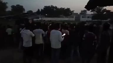 बदायूं में दिनदहाड़े किसान की गोली मारकर हत्या, इलाके में फैली दहशत
बाइक सवार किसान पर अज्ञात हमलावरों का हमला, पुलिस जांच में जुटी
ग्रामीणों में आक्रोश, हत्यारों की गिरफ्तारी की उठी मांग
✒️रिपोर्ट नागेंद्र पांडये
बदायूं (उत्तर प्रदेश)। उत्तर प्रदेश के बदायूं जिले में एक किसान की दिनदहाड़े गोली मारकर हत्या किए जाने की घटना ने क्षेत्र में सनसनी फैला दी है। वजीरगंज थाना क्षेत्र के बनकोटा गांव के पास बाइक सवार किसान को अज्ञात हमलावरों ने बुधवार/गुरुवार की रात निशाना बनाया और गोली मारकर मौत के घाट उतार दिया। घटना के बाद आरोपी मौके से फरार हो गए, जबकि सूचना मिलने पर पुलिस ने मौके पर पहुंचकर जांच शुरू कर दी है। इस वारदात के बाद ग्रामीणों में भय और आक्रोश का माहौल है।
उत्तर प्रदेश के बदायूं जनपद में कानून व्यवस्था को चुनौती देने वाली एक सनसनीखेज घटना सामने आई है। वजीरगंज थाना क्षेत्र के बनकोटा गांव के निकट बाइक से जा रहे एक किसान की अज्ञात हमलावरों ने बीति बुधवार और गुरुवार 17/18 की रात गोली मारकर हत्या कर दी। दिनदहाड़े हुई इस वारदात ने पूरे इलाके को झकझोर कर रख दिया है।
प्रत्यक्षदर्शियों और स्थानीय ग्रामीणों के अनुसार, किसान अपने निजी कार्य से बाइक पर जा रहा था, तभी पहले से घात लगाए बैठे अज्ञात हमलावरों ने उस पर ताबड़तोड़ फायरिंग कर दी। गोली लगने से किसान गंभीर रूप से घायल होकर सड़क पर गिर पड़ा। घटना को अंजाम देने के बाद हमलावर मौके से फरार हो गए।
घटना की जानकारी मिलते ही स्थानीय पुलिस और वरिष्ठ अधिकारी मौके पर पहुंचे। पुलिस ने शव को कब्जे में लेकर पंचनामा भरने के बाद पोस्टमार्टम के लिए भेज दिया। साथ ही घटनास्थल के आसपास मौजूद लोगों से पूछताछ कर महत्वपूर्ण सुराग जुटाने का प्रयास किया जा रहा है।
ग्रामीणों में दहशत और आक्रोश
दिनदहाड़े हुई इस हत्या से ग्रामीणों में भारी दहशत फैल गई है। स्थानीय लोगों का कहना है कि खुलेआम हुई इस वारदात ने सुरक्षा व्यवस्था पर गंभीर सवाल खड़े कर दिए हैं। ग्रामीणों ने पुलिस प्रशासन से जल्द से जल्द हत्यारों की गिरफ्तारी की मांग की है।
पुलिस ने गठित की विशेष टीमें
पुलिस अधिकारियों के अनुसार, घटना की गंभीरता को देखते हुए जांच तेज कर दी गई है। आसपास लगे सीसीटीवी कैमरों की फुटेज खंगाली जा रही है तथा संदिग्ध व्यक्तियों की तलाश के लिए विशेष टीमें गठित की गई हैं। पुलिस का दावा है कि जल्द ही घटना का खुलासा किया जाएगा।
सोशल मीडिया पर चर्चा का विषय बनी घटना
घटना की जानकारी सामने आने के बाद यह मामला सोशल मीडिया पर भी तेजी से चर्चा का विषय बन गया है। लोग कानून व्यवस्था और ग्रामीण सुरक्षा को लेकर सवाल उठा रहे हैं तथा दोषियों के विरुद्ध कठोर कार्रवाई की मांग कर रहे हैं।
बदायूं में किसान की हत्या केवल एक आपराधिक घटना नहीं, बल्कि ग्रामीण सुरक्षा और कानून व्यवस्था से जुड़ा गंभीर मामला बन गई है। अब सभी की निगाहें पुलिस जांच पर टिकी हैं। यह देखना महत्वपूर्ण होगा कि जांच एजेंसियां हत्यारों तक कितनी जल्दी पहुंच पाती हैं और पीड़ित परिवार को न्याय दिलाने की दिशा में क्या कदम उठाए जाते हैं।
अपील
ND NEWS एवं दैनिक निष्पक्ष धारा समाज के सभी नागरिकों से अपील करता है कि किसी भी संदिग्ध गतिविधि, आपराधिक घटना या विवाद की सूचना तत्काल पुलिस को दें। कानून को अपने हाथ में लेने के बजाय प्रशासन का सहयोग करें।
सुझाव एवं जागरूकता संदेश
✅ संदिग्ध व्यक्तियों और गतिविधियों की सूचना तत्काल पुलिस को दी जाए।
✅ पुलिस प्रशासन संवेदनशील क्षेत्रों में नियमित गश्त बढ़ाए।
✅ सीसीटीवी कैमरों एवं तकनीकी निगरानी को बढ़ावा दिया जाए।
✅ अपराधियों को शीघ्र गिरफ्तार कर कानून के अनुसार कठोर दंड दिया जाए।
ND NEWS प्रशासन और जनता दोनों से अपेक्षा करता है कि कानून व्यवस्था को मजबूत बनाने में सामूहिक सहयोग करें ताकि ऐसी दुखद घटनाओं की पुनरावृत्ति न हो।
👇
@UPGovt
@myogiadityanath
@CMOfficeUP
@dgpup
@Uppolice
@adgzonebareilly
@budaunpolice
@dm_badaun
@InfoDeptUP
@UPPViralCheck
👇👇
#NDNews #दैनिकनिष्पक्षधारा #Badaun #Wazirganj #FarmerMurder #UPCrime #BreakingNews #UPPolice #CrimeNews #RuralSecurity #BadaunNews #LawAndOrder #UPGovernment #NDNewsChannel
👇👇
🟥 ND NEWS | दैनिक निष्पक्ष धारा
मुख्य संपादक/संस्थापक: राजन सिंह हाड़ा
सह-संपादक: शालिनी सिंह भदौरिया
📍 कार्यालय-3: U158, हीरा स्वीट्स के पास,विकास मार्ग,लक्ष्मी नगर,पूर्वी दिल्ली,110092 (NCR)
📍 कार्यालय-2: विधानसभा रोड,बर्लिंगटन चौराहा,लखनऊ–226001 (UP)
📍 कार्यालय-1: 1/1 अटल बिहारी चौराहा, नियर बर्मा चौराहा, फतेहपुर – 212601 (UP)
📅 दिनांक: 19 जून 2026
📞 मोबाइल: 9696119696