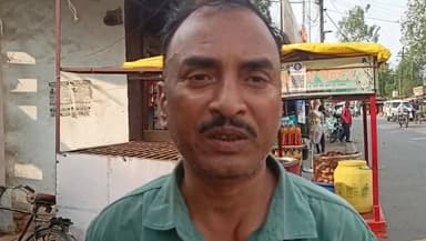 सफाईकर्मी की अनुपस्थिति पर ग्राम पंचायत विकास अधिकारी घनश्याम प्रसाद ने खुद संभाली सफाई की कमान, कार्रवाई की मांग