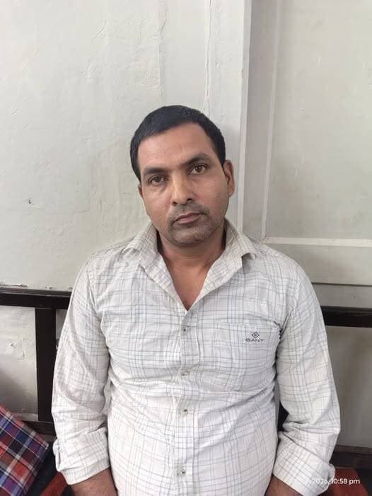 Breaking Kota -
7000 रिश्वत लेते कांस्टेबल ( चालक पुलिस लाइन कोटा शहर ) ट्रैप
उद्योग नगर थाने में पड़ोसी ने परिवादी के खिलाफ दर्ज कराई थी झूठी शिकायत
मामला रफा दफा करने की एवज में कांस्टेबल हरिओम ने मांगे 15000 रू
पारिवादी की जेब से 5000 रू जबरन निकाल लिए
बाकी के 10000 के लिए लगातार बना रहा था दबाव
सत्यापन के बाद कोटा एसीबी ने 7000 रू रिश्वत लेते दबोचा