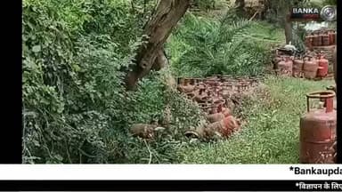 बांका में बड़ा हादसा: कंटेनर-हाइवा की टक्कर के बाद मची अफरा-तफरी, सिलेंडर उठाने की लगी होड़
बिहार के बांका जिले में भागलपुर-दुमका मुख्य मार्ग पर शुक्रवार सुबह बड़ा सड़क हादसा हुआ। ढाका मोड़ के पास गैस कंटेनर और तेज रफ्तार हाइवा की आमने-सामने की टक्कर में कंटेनर चालक गंभीर रूप से घायल हो गया। हादसे के बाद सड़क और आसपास के खेतों में सैकड़ों गैस सिलेंडर बिखर गए, जिसके बाद मौके पर अफरा-तफरी और सिलेंडर उठाने की होड़ मच गई। सूचना मिलते ही पुलिस मौके पर पहुंची और स्थिति को नियंत्रित किया।
Hashtags:
#BankaAccident #BankaNews #RoadAccident #GasContainer #BiharNews BreakingNews BhagalpurDumkaRoad GasCylinder BiharBreaking Banka
Tags:
Banka News, Banka Accident, Bihar News, Road Accident, Gas Container Accident, Hiva Truck Accident, Bhagalpur Dumka Road, Gas Cylinder News, Breaking News Bihar, Banka Breaking News, Barahat News, Bihar Accident News, Latest Bihar News, Hindi News, bankaUpdate