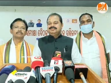 ରାଜ୍ୟ ସରକାରଙ୍କ ମୁଖ୍ୟ ସଚେତକ ଶ୍ରୀ ସରୋଜ କୁମାର ପ୍ରଧାନ ମାଲକାନଗିରି ଜିଲ୍ଲା ଗସ୍ତ କରି ବିଭିନ୍ନ ଉନ୍ନୟନମୂଳକ କାର୍ଯ୍ୟର ସମୀକ୍ଷା କରିଛନ୍ତି। ସତୀଗୁଡା ଇକୋ ପାର୍କ ସ୍ଥିତ ସମ୍ମିଳନୀ କକ୍ଷରେ ଏକ ଉଚ୍ଚସ୍ତରୀୟ ସମୀକ୍ଷା ବୈଠକ ଅନୁଷ୍ଠିତ ହୋଇଯାଇଛି। ଏହି ବୈଠକରେ ମୁଖ୍ୟ ସଚେତକ ଶ୍ରୀ ପ୍ରଧାନ ବିଭିନ୍ନ ବିଭାଗର ପ୍ରକଳ୍ପ ଅଗ୍ରଗତି ନେଇ ପଚାରି ବୁଝିବା ସହ ବାକି ରହିଥିବା ସମସ୍ତ କାର୍ଯ୍ୟକୁ ସମ୍ପୃକ୍ତ ଠିକାଦାରମାନେ ଯଥାଶୀଘ୍ର ଶେଷ କରିବା ପାଇଁ କଡ଼ା ନିର୍ଦ୍ଦେଶ ଦେଇଛନ୍ତି।
#MalkangiriNews #Odisha #DailyMalkangiri