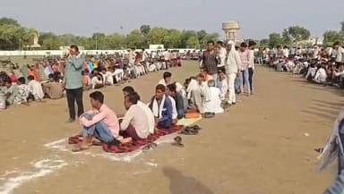 छबड़ा में खरीफ फसल सीजन के बीच डीएपी खाद की मांग बढ़ने से किसानों की लंबी कतारें लग रही हैं।
किसान सुबह से ही खाद केंद्रों पर पहुंच रहे हैं, जहां प्रशासन द्वारा डीएपी वितरण के लिए टोकन जारी किए जा रहे हैं। टोकन व्यवस्था के जरिए भीड़ को नियंत्रित करने और वितरण में पारदर्शिता बनाए रखने का प्रयास किया जा रहा है। वहीं किसानों का कहना है कि पर्याप्त मात्रा में खाद उपलब्ध हो ताकि उन्हें घंटों इंतजार न करना पड़े।
#CMO #CMORajasthan #cmojaipur #DCDM #dcdmbaran #khhad #trendingnews #viralnews #BreakingNews #chhabra #khadcrisis