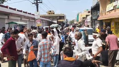 छीपाबड़ौद में खाद की मांग को लेकर किसानों का सड़क पर जाम पंचायत समिति के सामने किसानों ने किया सड़क जाम ,
खाद नहीं मिलने से आक्रोशित किसानों ने किया सड़क जाम,
सड़क के दोनों और लगी वाहनों की लंबी कतारे।।
#CMO #cmojaipur #CMORajasthan #DCDM #dcdmbaran #Baran #chhipabrod #khhad #BreakingNews #viralnews #trendingnews