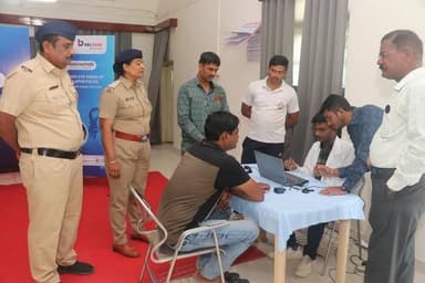 आज सोलापूर पोलीस आयुक्तालय व RBL बँकेच्या वतीने पोलिस मुख्यालय येथे पोलीस अधिकारी व अंमलदार यांच्याकरीता आरोग्य शिबिराचे आयोजन करण्यात आले होते.
यावेळी पोलीस उपायुक्त मा. वृष्टी जैन मॅडम, मा. प्रीतम यावलकर सो, अन्य वरिष्ठ पोलिस अधिकारी व अंमलदार उपस्थित होते.