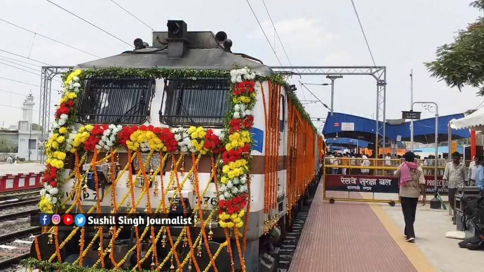 नई ट्रेन उद्धघाटन कार्यक्रम में कड़ी सुरक्षा के बीच सपा सांसद राजीव राय को कार्यक्रम स्थल तक लाया गया
#maunews #MAU #RajivRai