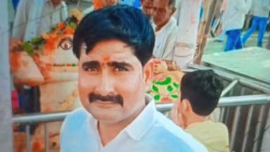 मंदिर गए युवक की गोली मारकर हत्या, गांव में तनाव
रूपपुरा में घात लगाकर बैठे हमलावरों ने बरसाईं गोलियां, इलाज के दौरान मौत
आगरा के जैतपुर थाना क्षेत्र के रूपपुरा गांव में गुरुवार शाम रंजिश के चलते एक युवक की गोली मारकर हत्या कर दी गई। जानकारी के अनुसार 42 वर्षीय प्रदीप मिश्रा मंदिर में पूजा के लिए दीपक रखने गए थे, तभी पहले से घात लगाए बैठे हमलावरों ने उन पर ताबड़तोड़ फायरिंग कर दी। गोली सीने और पेट में लगने से वह गंभीर रूप से घायल हो गए।
ग्रामीणों और परिजनों ने उन्हें सामुदायिक स्वास्थ्य केंद्र जैतपुर पहुंचाया, जहां से इटावा रेफर किया गया, लेकिन रास्ते में उनकी मौत हो गई। घटना के बाद गांव में तनाव का माहौल है और भारी पुलिस बल तैनात कर दिया गया है। पुलिस के अनुसार हत्या के पीछे पुरानी रंजिश की आशंका है। मामले की जांच जारी है।
#Agra #Jaitpur #RupPura #AgraNews #BreakingNews #MurderCase #CrimeNews #UPPolice #Firing #UttarPradesh #BahNews #PoliceInvestigation #ChambalTimes #JaitpurNews #ViralNews