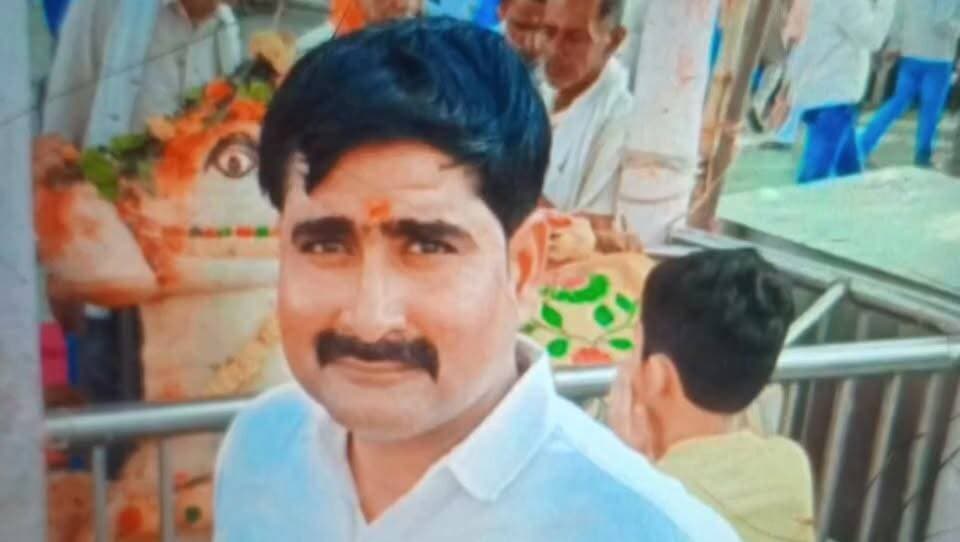 मंदिर गए युवक की गोली मारकर हत्या, गांव में तनाव
रूपपुरा में घात लगाकर बैठे हमलावरों ने बरसाईं गोलियां, इलाज के दौरान मौत
आगरा के जैतपुर थाना क्षेत्र के रूपपुरा गांव में गुरुवार शाम रंजिश के चलते एक युवक की गोली मारकर हत्या कर दी गई। जानकारी के अनुसार 42 वर्षीय प्रदीप मिश्रा मंदिर में पूजा के लिए दीपक रखने गए थे, तभी पहले से घात लगाए बैठे हमलावरों ने उन पर ताबड़तोड़ फायरिंग कर दी। गोली सीने और पेट में लगने से वह गंभीर रूप से घायल हो गए।
ग्रामीणों और परिजनों ने उन्हें सामुदायिक स्वास्थ्य केंद्र जैतपुर पहुंचाया, जहां से इटावा रेफर किया गया, लेकिन रास्ते में उनकी मौत हो गई। घटना के बाद गांव में तनाव का माहौल है और भारी पुलिस बल तैनात कर दिया गया है। पुलिस के अनुसार हत्या के पीछे पुरानी रंजिश की आशंका है। मामले की जांच जारी है।
#Agra #Jaitpur #RupPura #AgraNews #BreakingNews #MurderCase #CrimeNews #UPPolice #Firing #UttarPradesh #BahNews #PoliceInvestigation #ChambalTimes #JaitpurNews #ViralNews