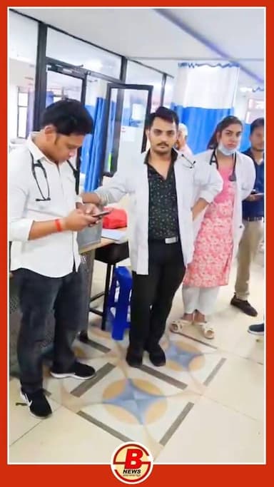 अमलतास अस्पताल में महिला की मृत्यु, परिजनों ने किया हंगामा, वीडियो वायरल |
#viralvideo #amaltasnews #dewasnews #news #24hours
देवास के अमलतास अस्पताल में एक महिला की मौत के बाद विवाद की स्थिति बन गई है। वेंटिलेटर पर उपचाररत महिला के निधन के बाद परिजनों ने अस्पताल प्रबंधन और चिकित्सकों पर गंभीर आरोप लगाए हैं। मामले से जुड़ा एक वीडियो सोशल मीडिया पर तेजी से वायरल हो रहा है।
परिजनों के अनुसार, महिला का इलाज अस्पताल में चल रहा था। इसी दौरान डॉक्टरों ने उन्हें कुछ समय के लिए वार्ड से बाहर जाने को कहा। परिजनों का दावा है कि बाहर जाने के करीब दो मिनट बाद ही उन्हें महिला के निधन की सूचना दे दी गई। इस घटनाक्रम को लेकर उन्होंने अस्पताल की कार्यप्रणाली पर सवाल खड़े किए हैं।
वायरल वीडियो में एक युवक अस्पताल प्रबंधन पर सवाल उठाते हुए दिखाई दे रहा है। वीडियो में वह पुलिस अधिकारियों के सामने अपनी पीड़ा व्यक्त करते हुए मामले की निष्पक्ष जांच की मांग करता नजर आ रहा है। साथ ही न्याय मिलने तक शव नहीं ले जाने की बात भी कह रहा है।
घटना के बाद परिजनों ने मौके पर पुलिस को बुलाकर शिकायत दर्ज कराई और पूरे मामले की जांच कराने की मांग की। परिजनों का आरोप है कि उनकी शिकायत पर उचित कार्रवाई नहीं की गई।
वहीं, मामले में अस्पताल प्रबंधन की ओर से फिलहाल कोई आधिकारिक प्रतिक्रिया सामने नहीं आई है। अस्पताल प्रशासन ने इस संबंध में टिप्पणी करने से इंकार कर दिया है।
महिला की मौत के बाद अस्पताल पर लगाए गए आरोपों को लेकर सोशल मीडिया पर भी चर्चाओं का दौर जारी है। हालांकि, आरोपों की पुष्टि फिलहाल नहीं हुई है। अब सभी की नजरें जांच और प्रशासनिक कार्रवाई पर टिकी हुई हैं।