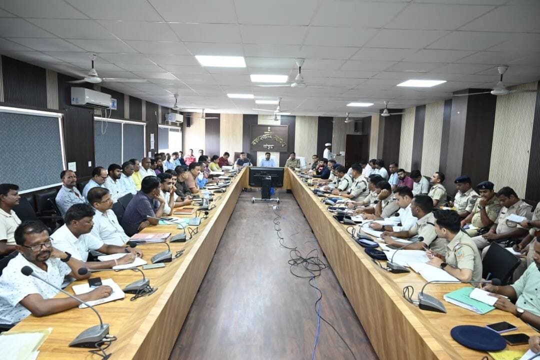 मुहर्रम, 2026 को शांतिपूर्ण, सौहार्दपूर्ण एवं विधि-सम्मत वातावरण में संपन्न कराने को लेकर जिला स्तरीय बैठक संपन्न। ■ जिला दंडाधिकारी सह उपायुक्त श्री लोकेश मिश्रा ने अधिकारियों को सतर्कता एवं समन्वय के साथ कार्य करने का दिया निर्देश। ■ सोशल मीडिया...