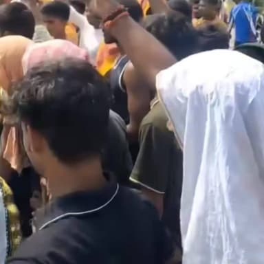 भरत तिवारी एनकाउंटर पर उठे सवाल, सोशल मीडिया पर छिड़ी बहस
परिजनों ने पुलिस कार्रवाई पर जताई आपत्ति, निष्पक्ष जांच की मांग तेज
‘अपराधी या क्रांतिकारी?’ सवालों के बीच वायरल वीडियो और बयानों ने बढ़ाई चर्चा
✒️रिपोर्ट यूपी हेड नागेंद्र पांडये
आरा/भोजपुर/बिहार में चर्चित भरत तिवारी एनकाउंटर को लेकर सोशल मीडिया और जनमानस में बहस तेज हो गई है। एनकाउंटर के बाद सामने आए वीडियो, परिजनों के बयान और सोशल मीडिया पर वायरल हो रही विभिन्न प्रतिक्रियाओं ने मामले को नया मोड़ दे दिया है। भरत तिवारी की मां ने पुलिस कार्रवाई पर सवाल उठाते हुए दावा किया है कि उनके पुत्र ने आत्मसमर्पण कर दिया था, इसके बावजूद उसे गोली मारी गई। हालांकि, मामले की वास्तविक परिस्थितियों और पुलिस पक्ष को लेकर जांच एवं आधिकारिक तथ्यों का इंतजार किया जा रहा है।
बिहार के भोजपुर जनपद से जुड़े भरत तिवारी एनकाउंटर मामले ने अब सामाजिक और राजनीतिक बहस का रूप ले लिया है। सोशल मीडिया पर एनकाउंटर से पहले और बाद के कथित वीडियो तेजी से वायरल हो रहे हैं, जिनमें घटना को लेकर अलग-अलग दावे किए जा रहे हैं।
एनकाउंटर के बाद भरत तिवारी की मां का बयान सामने आया है, जिसमें उन्होंने पुलिस कार्रवाई पर गंभीर सवाल उठाए हैं। उनका कहना है कि उनका बेटा सामाजिक मुद्दों से जुड़ा हुआ था और उसने आत्मसमर्पण कर दिया था। इसके बावजूद उस पर गोली चलाए जाने का आरोप लगाया गया है। वहीं दूसरी ओर पुलिस और प्रशासन की ओर से मामले की जांच तथा आधिकारिक तथ्यों के सामने आने का इंतजार किया जा रहा है।
सोशल मीडिया पर दो धड़ों में बंटी राय
घटना के बाद सोशल मीडिया पर लोगों की राय दो हिस्सों में बंटी दिखाई दे रही है। एक पक्ष भरत तिवारी को समाज के मुद्दों के लिए संघर्ष करने वाला व्यक्ति बता रहा है, जबकि दूसरा पक्ष कानून व्यवस्था और पुलिस कार्रवाई का समर्थन कर रहा है।
सोशल मीडिया पर वायरल पोस्टों में जातीय, सामाजिक और राजनीतिक टिप्पणियां भी सामने आई हैं, जिससे बहस और अधिक तीखी हो गई है। हालांकि किसी भी वायरल दावे की स्वतंत्र पुष्टि संबंधित जांच एजेंसियों या न्यायिक प्रक्रिया से ही संभव होगी।
जांच और पारदर्शिता की मांग
कई सामाजिक संगठनों एवं नागरिकों ने मांग की है कि पूरे प्रकरण की निष्पक्ष एवं पारदर्शी जांच कराई जाए, ताकि घटना से जुड़े सभी तथ्यों को सार्वजनिक किया जा सके। लोगों का कहना है कि किसी भी संवेदनशील मामले में निष्पक्ष जांच ही सत्य तक पहुंचने का सबसे विश्वसनीय माध्यम है।
वायरल वीडियो बने चर्चा का केंद्र
एनकाउंटर से जुड़े कथित वीडियो सोशल मीडिया प्लेटफॉर्म पर तेजी से प्रसारित हो रहे हैं। वीडियो में किए जा रहे दावों की आधिकारिक पुष्टि अभी नहीं हुई है। ऐसे में प्रशासनिक जांच रिपोर्ट और अधिकृत जानकारी सामने आने तक किसी निष्कर्ष पर पहुंचना जल्दबाजी माना जा रहा है।
भरत तिवारी एनकाउंटर अब केवल एक पुलिस कार्रवाई का मामला नहीं रह गया है, बल्कि यह न्यायिक प्रक्रिया, पुलिस जवाबदेही और जनविश्वास से जुड़ा विषय बन चुका है। परिजनों के आरोप, सोशल मीडिया पर उठ रहे सवाल और प्रशासनिक पक्ष—इन सभी के बीच अब निगाहें जांच एजेंसियों की रिपोर्ट पर टिकी हैं। आने वाले दिनों में सामने आने वाले तथ्य ही यह स्पष्ट करेंगे कि घटना के पीछे की वास्तविक परिस्थितियां क्या थीं।
🟥 ND NEWS की जनहित अपील
ND NEWS एवं दैनिक निष्पक्ष धारा सभी नागरिकों से अपील करता है कि किसी भी संवेदनशील घटना से संबंधित अपुष्ट वीडियो, अफवाह या भ्रामक जानकारी को बिना सत्यापन के साझा न करें।
ND NEWS मानता है कि निष्पक्ष जांच, पारदर्शिता और न्याय ही लोकतंत्र की सबसे बड़ी ताकत हैं।
👇👇👇
@BiharPolice
@bihar_police
@IPRD_Bihar
@NitishKumar
@BhojpurPolice
@DM_Bhojpur
@HMOIndia
@PMOIndia
@MIB_India
👇👇👇
#NDNews #दैनिकनिष्पक्षधारा #BharatTiwari #BiharNews #Bhojpur #AraNews #PoliceEncounter #BreakingNews #BiharPolice #SocialMediaDebate #Justice #LawAndOrder #NDNewsChannel
👇👇
🟥 ND NEWS | दैनिक निष्पक्ष धारा
मुख्य संपादक / संस्थापक: राजन सिंह हाड़ा
सह-संपादक: शालिनी सिंह भदौरिया
📍 कार्यालय-3: U158, हीरा स्वीट्स के पास, विकास मार्ग, लक्ष्मी नगर, पूर्वी दिल्ली, पिन कोड – 110092 (NCR)
📍 कार्यालय-2: विधानसभा रोड, बर्लिंगटन चौराहा, लखनऊ – 226001 (UP)
📍 कार्यालय-1: 1/1 अटल बिहारी चौराहा, नियर बर्मा चौराहा, फतेहपुर – 212601 (UP)
📅 दिनांक: 19 जून 2026
📆 दिन: शुक्रवार
📧 Email: ndnewschannel@gmail.com
📞 मोबाइल: 9696119696
