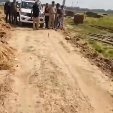 भरत तिवारी एनकाउंटर पर उठे सवाल, सोशल मीडिया पर छिड़ी बहस
परिजनों ने पुलिस कार्रवाई पर जताई आपत्ति, निष्पक्ष जांच की मांग तेज
‘अपराधी या क्रांतिकारी?’ सवालों के बीच वायरल वीडियो और बयानों ने बढ़ाई चर्चा
✒️रिपोर्ट यूपी हेड नागेंद्र पांडये
आरा/भोजपुर/बिहार में चर्चित भरत तिवारी एनकाउंटर को लेकर सोशल मीडिया और जनमानस में बहस तेज हो गई है। एनकाउंटर के बाद सामने आए वीडियो, परिजनों के बयान और सोशल मीडिया पर वायरल हो रही विभिन्न प्रतिक्रियाओं ने मामले को नया मोड़ दे दिया है। भरत तिवारी की मां ने पुलिस कार्रवाई पर सवाल उठाते हुए दावा किया है कि उनके पुत्र ने आत्मसमर्पण कर दिया था, इसके बावजूद उसे गोली मारी गई। हालांकि, मामले की वास्तविक परिस्थितियों और पुलिस पक्ष को लेकर जांच एवं आधिकारिक तथ्यों का इंतजार किया जा रहा है।
बिहार के भोजपुर जनपद से जुड़े भरत तिवारी एनकाउंटर मामले ने अब सामाजिक और राजनीतिक बहस का रूप ले लिया है। सोशल मीडिया पर एनकाउंटर से पहले और बाद के कथित वीडियो तेजी से वायरल हो रहे हैं, जिनमें घटना को लेकर अलग-अलग दावे किए जा रहे हैं।
एनकाउंटर के बाद भरत तिवारी की मां का बयान सामने आया है, जिसमें उन्होंने पुलिस कार्रवाई पर गंभीर सवाल उठाए हैं। उनका कहना है कि उनका बेटा सामाजिक मुद्दों से जुड़ा हुआ था और उसने आत्मसमर्पण कर दिया था। इसके बावजूद उस पर गोली चलाए जाने का आरोप लगाया गया है। वहीं दूसरी ओर पुलिस और प्रशासन की ओर से मामले की जांच तथा आधिकारिक तथ्यों के सामने आने का इंतजार किया जा रहा है।
सोशल मीडिया पर दो धड़ों में बंटी राय
घटना के बाद सोशल मीडिया पर लोगों की राय दो हिस्सों में बंटी दिखाई दे रही है। एक पक्ष भरत तिवारी को समाज के मुद्दों के लिए संघर्ष करने वाला व्यक्ति बता रहा है, जबकि दूसरा पक्ष कानून व्यवस्था और पुलिस कार्रवाई का समर्थन कर रहा है।
सोशल मीडिया पर वायरल पोस्टों में जातीय, सामाजिक और राजनीतिक टिप्पणियां भी सामने आई हैं, जिससे बहस और अधिक तीखी हो गई है। हालांकि किसी भी वायरल दावे की स्वतंत्र पुष्टि संबंधित जांच एजेंसियों या न्यायिक प्रक्रिया से ही संभव होगी।
जांच और पारदर्शिता की मांग
कई सामाजिक संगठनों एवं नागरिकों ने मांग की है कि पूरे प्रकरण की निष्पक्ष एवं पारदर्शी जांच कराई जाए, ताकि घटना से जुड़े सभी तथ्यों को सार्वजनिक किया जा सके। लोगों का कहना है कि किसी भी संवेदनशील मामले में निष्पक्ष जांच ही सत्य तक पहुंचने का सबसे विश्वसनीय माध्यम है।
वायरल वीडियो बने चर्चा का केंद्र
एनकाउंटर से जुड़े कथित वीडियो सोशल मीडिया प्लेटफॉर्म पर तेजी से प्रसारित हो रहे हैं। वीडियो में किए जा रहे दावों की आधिकारिक पुष्टि अभी नहीं हुई है। ऐसे में प्रशासनिक जांच रिपोर्ट और अधिकृत जानकारी सामने आने तक किसी निष्कर्ष पर पहुंचना जल्दबाजी माना जा रहा है।
भरत तिवारी एनकाउंटर अब केवल एक पुलिस कार्रवाई का मामला नहीं रह गया है, बल्कि यह न्यायिक प्रक्रिया, पुलिस जवाबदेही और जनविश्वास से जुड़ा विषय बन चुका है। परिजनों के आरोप, सोशल मीडिया पर उठ रहे सवाल और प्रशासनिक पक्ष—इन सभी के बीच अब निगाहें जांच एजेंसियों की रिपोर्ट पर टिकी हैं। आने वाले दिनों में सामने आने वाले तथ्य ही यह स्पष्ट करेंगे कि घटना के पीछे की वास्तविक परिस्थितियां क्या थीं।
🟥 ND NEWS की जनहित अपील
ND NEWS एवं दैनिक निष्पक्ष धारा सभी नागरिकों से अपील करता है कि किसी भी संवेदनशील घटना से संबंधित अपुष्ट वीडियो, अफवाह या भ्रामक जानकारी को बिना सत्यापन के साझा न करें।
ND NEWS मानता है कि निष्पक्ष जांच, पारदर्शिता और न्याय ही लोकतंत्र की सबसे बड़ी ताकत हैं।
👇👇👇
@BiharPolice
@bihar_police
@IPRD_Bihar
@NitishKumar
@BhojpurPolice
@DM_Bhojpur
@HMOIndia
@PMOIndia
@MIB_India
👇👇👇
#NDNews #दैनिकनिष्पक्षधारा #BharatTiwari #BiharNews #Bhojpur #AraNews #PoliceEncounter #BreakingNews #BiharPolice #SocialMediaDebate #Justice #LawAndOrder #NDNewsChannel
👇👇
🟥 ND NEWS | दैनिक निष्पक्ष धारा
मुख्य संपादक / संस्थापक: राजन सिंह हाड़ा
सह-संपादक: शालिनी सिंह भदौरिया
📍 कार्यालय-3: U158, हीरा स्वीट्स के पास, विकास मार्ग, लक्ष्मी नगर, पूर्वी दिल्ली, पिन कोड – 110092 (NCR)
📍 कार्यालय-2: विधानसभा रोड, बर्लिंगटन चौराहा, लखनऊ – 226001 (UP)
📍 कार्यालय-1: 1/1 अटल बिहारी चौराहा, नियर बर्मा चौराहा, फतेहपुर – 212601 (UP)
📅 दिनांक: 19 जून 2026
📆 दिन: शुक्रवार
📧 Email: ndnewschannel@gmail.com
📞 मोबाइल: 9696119696