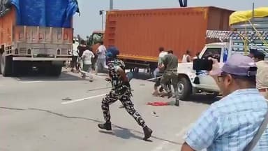भरत तिवारी एनकाउंटर पर उठे सवाल, सोशल मीडिया पर छिड़ी बहस
परिजनों ने पुलिस कार्रवाई पर जताई आपत्ति, निष्पक्ष जांच की मांग तेज
‘अपराधी या क्रांतिकारी?’ सवालों के बीच वायरल वीडियो और बयानों ने बढ़ाई चर्चा
✒️रिपोर्ट यूपी हेड नागेंद्र पांडये
आरा/भोजपुर/बिहार में चर्चित भरत तिवारी एनकाउंटर को लेकर सोशल मीडिया और जनमानस में बहस तेज हो गई है। एनकाउंटर के बाद सामने आए वीडियो, परिजनों के बयान और सोशल मीडिया पर वायरल हो रही विभिन्न प्रतिक्रियाओं ने मामले को नया मोड़ दे दिया है। भरत तिवारी की मां ने पुलिस कार्रवाई पर सवाल उठाते हुए दावा किया है कि उनके पुत्र ने आत्मसमर्पण कर दिया था, इसके बावजूद उसे गोली मारी गई। हालांकि, मामले की वास्तविक परिस्थितियों और पुलिस पक्ष को लेकर जांच एवं आधिकारिक तथ्यों का इंतजार किया जा रहा है।
बिहार के भोजपुर जनपद से जुड़े भरत तिवारी एनकाउंटर मामले ने अब सामाजिक और राजनीतिक बहस का रूप ले लिया है। सोशल मीडिया पर एनकाउंटर से पहले और बाद के कथित वीडियो तेजी से वायरल हो रहे हैं, जिनमें घटना को लेकर अलग-अलग दावे किए जा रहे हैं।
एनकाउंटर के बाद भरत तिवारी की मां का बयान सामने आया है, जिसमें उन्होंने पुलिस कार्रवाई पर गंभीर सवाल उठाए हैं। उनका कहना है कि उनका बेटा सामाजिक मुद्दों से जुड़ा हुआ था और उसने आत्मसमर्पण कर दिया था। इसके बावजूद उस पर गोली चलाए जाने का आरोप लगाया गया है। वहीं दूसरी ओर पुलिस और प्रशासन की ओर से मामले की जांच तथा आधिकारिक तथ्यों के सामने आने का इंतजार किया जा रहा है।
सोशल मीडिया पर दो धड़ों में बंटी राय
घटना के बाद सोशल मीडिया पर लोगों की राय दो हिस्सों में बंटी दिखाई दे रही है। एक पक्ष भरत तिवारी को समाज के मुद्दों के लिए संघर्ष करने वाला व्यक्ति बता रहा है, जबकि दूसरा पक्ष कानून व्यवस्था और पुलिस कार्रवाई का समर्थन कर रहा है।
सोशल मीडिया पर वायरल पोस्टों में जातीय, सामाजिक और राजनीतिक टिप्पणियां भी सामने आई हैं, जिससे बहस और अधिक तीखी हो गई है। हालांकि किसी भी वायरल दावे की स्वतंत्र पुष्टि संबंधित जांच एजेंसियों या न्यायिक प्रक्रिया से ही संभव होगी।
जांच और पारदर्शिता की मांग
कई सामाजिक संगठनों एवं नागरिकों ने मांग की है कि पूरे प्रकरण की निष्पक्ष एवं पारदर्शी जांच कराई जाए, ताकि घटना से जुड़े सभी तथ्यों को सार्वजनिक किया जा सके। लोगों का कहना है कि किसी भी संवेदनशील मामले में निष्पक्ष जांच ही सत्य तक पहुंचने का सबसे विश्वसनीय माध्यम है।
वायरल वीडियो बने चर्चा का केंद्र
एनकाउंटर से जुड़े कथित वीडियो सोशल मीडिया प्लेटफॉर्म पर तेजी से प्रसारित हो रहे हैं। वीडियो में किए जा रहे दावों की आधिकारिक पुष्टि अभी नहीं हुई है। ऐसे में प्रशासनिक जांच रिपोर्ट और अधिकृत जानकारी सामने आने तक किसी निष्कर्ष पर पहुंचना जल्दबाजी माना जा रहा है।
भरत तिवारी एनकाउंटर अब केवल एक पुलिस कार्रवाई का मामला नहीं रह गया है, बल्कि यह न्यायिक प्रक्रिया, पुलिस जवाबदेही और जनविश्वास से जुड़ा विषय बन चुका है। परिजनों के आरोप, सोशल मीडिया पर उठ रहे सवाल और प्रशासनिक पक्ष—इन सभी के बीच अब निगाहें जांच एजेंसियों की रिपोर्ट पर टिकी हैं। आने वाले दिनों में सामने आने वाले तथ्य ही यह स्पष्ट करेंगे कि घटना के पीछे की वास्तविक परिस्थितियां क्या थीं।
🟥 ND NEWS की जनहित अपील
ND NEWS एवं दैनिक निष्पक्ष धारा सभी नागरिकों से अपील करता है कि किसी भी संवेदनशील घटना से संबंधित अपुष्ट वीडियो, अफवाह या भ्रामक जानकारी को बिना सत्यापन के साझा न करें।
ND NEWS मानता है कि निष्पक्ष जांच, पारदर्शिता और न्याय ही लोकतंत्र की सबसे बड़ी ताकत हैं।
👇👇👇
@BiharPolice
@bihar_police
@IPRD_Bihar
@NitishKumar
@BhojpurPolice
@DM_Bhojpur
@HMOIndia
@PMOIndia
@MIB_India
👇👇👇
#NDNews #दैनिकनिष्पक्षधारा #BharatTiwari #BiharNews #Bhojpur #AraNews #PoliceEncounter #BreakingNews #BiharPolice #SocialMediaDebate #Justice #LawAndOrder #NDNewsChannel
👇👇
🟥 ND NEWS | दैनिक निष्पक्ष धारा
मुख्य संपादक / संस्थापक: राजन सिंह हाड़ा
सह-संपादक: शालिनी सिंह भदौरिया
📍 कार्यालय-3: U158, हीरा स्वीट्स के पास, विकास मार्ग, लक्ष्मी नगर, पूर्वी दिल्ली, पिन कोड – 110092 (NCR)
📍 कार्यालय-2: विधानसभा रोड, बर्लिंगटन चौराहा, लखनऊ – 226001 (UP)
📍 कार्यालय-1: 1/1 अटल बिहारी चौराहा, नियर बर्मा चौराहा, फतेहपुर – 212601 (UP)
📅 दिनांक: 19 जून 2026
📆 दिन: शुक्रवार
📧 Email: ndnewschannel@gmail.com
📞 मोबाइल: 9696119696