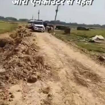 भरत तिवारी एनकाउंटर पर उठे सवाल, सोशल मीडिया पर छिड़ी बहस
परिजनों ने पुलिस कार्रवाई पर जताई आपत्ति, निष्पक्ष जांच की मांग तेज
‘अपराधी या क्रांतिकारी?’ सवालों के बीच वायरल वीडियो और बयानों ने बढ़ाई चर्चा
✒️रिपोर्ट यूपी हेड नागेंद्र पांडये
आरा/भोजपुर/बिहार में चर्चित भरत तिवारी एनकाउंटर को लेकर सोशल मीडिया और जनमानस में बहस तेज हो गई है। एनकाउंटर के बाद सामने आए वीडियो, परिजनों के बयान और सोशल मीडिया पर वायरल हो रही विभिन्न प्रतिक्रियाओं ने मामले को नया मोड़ दे दिया है। भरत तिवारी की मां ने पुलिस कार्रवाई पर सवाल उठाते हुए दावा किया है कि उनके पुत्र ने आत्मसमर्पण कर दिया था, इसके बावजूद उसे गोली मारी गई। हालांकि, मामले की वास्तविक परिस्थितियों और पुलिस पक्ष को लेकर जांच एवं आधिकारिक तथ्यों का इंतजार किया जा रहा है।
बिहार के भोजपुर जनपद से जुड़े भरत तिवारी एनकाउंटर मामले ने अब सामाजिक और राजनीतिक बहस का रूप ले लिया है। सोशल मीडिया पर एनकाउंटर से पहले और बाद के कथित वीडियो तेजी से वायरल हो रहे हैं, जिनमें घटना को लेकर अलग-अलग दावे किए जा रहे हैं।
एनकाउंटर के बाद भरत तिवारी की मां का बयान सामने आया है, जिसमें उन्होंने पुलिस कार्रवाई पर गंभीर सवाल उठाए हैं। उनका कहना है कि उनका बेटा सामाजिक मुद्दों से जुड़ा हुआ था और उसने आत्मसमर्पण कर दिया था। इसके बावजूद उस पर गोली चलाए जाने का आरोप लगाया गया है। वहीं दूसरी ओर पुलिस और प्रशासन की ओर से मामले की जांच तथा आधिकारिक तथ्यों के सामने आने का इंतजार किया जा रहा है।
सोशल मीडिया पर दो धड़ों में बंटी राय
घटना के बाद सोशल मीडिया पर लोगों की राय दो हिस्सों में बंटी दिखाई दे रही है। एक पक्ष भरत तिवारी को समाज के मुद्दों के लिए संघर्ष करने वाला व्यक्ति बता रहा है, जबकि दूसरा पक्ष कानून व्यवस्था और पुलिस कार्रवाई का समर्थन कर रहा है।
सोशल मीडिया पर वायरल पोस्टों में जातीय, सामाजिक और राजनीतिक टिप्पणियां भी सामने आई हैं, जिससे बहस और अधिक तीखी हो गई है। हालांकि किसी भी वायरल दावे की स्वतंत्र पुष्टि संबंधित जांच एजेंसियों या न्यायिक प्रक्रिया से ही संभव होगी।
जांच और पारदर्शिता की मांग
कई सामाजिक संगठनों एवं नागरिकों ने मांग की है कि पूरे प्रकरण की निष्पक्ष एवं पारदर्शी जांच कराई जाए, ताकि घटना से जुड़े सभी तथ्यों को सार्वजनिक किया जा सके। लोगों का कहना है कि किसी भी संवेदनशील मामले में निष्पक्ष जांच ही सत्य तक पहुंचने का सबसे विश्वसनीय माध्यम है।
वायरल वीडियो बने चर्चा का केंद्र
एनकाउंटर से जुड़े कथित वीडियो सोशल मीडिया प्लेटफॉर्म पर तेजी से प्रसारित हो रहे हैं। वीडियो में किए जा रहे दावों की आधिकारिक पुष्टि अभी नहीं हुई है। ऐसे में प्रशासनिक जांच रिपोर्ट और अधिकृत जानकारी सामने आने तक किसी निष्कर्ष पर पहुंचना जल्दबाजी माना जा रहा है।
भरत तिवारी एनकाउंटर अब केवल एक पुलिस कार्रवाई का मामला नहीं रह गया है, बल्कि यह न्यायिक प्रक्रिया, पुलिस जवाबदेही और जनविश्वास से जुड़ा विषय बन चुका है। परिजनों के आरोप, सोशल मीडिया पर उठ रहे सवाल और प्रशासनिक पक्ष—इन सभी के बीच अब निगाहें जांच एजेंसियों की रिपोर्ट पर टिकी हैं। आने वाले दिनों में सामने आने वाले तथ्य ही यह स्पष्ट करेंगे कि घटना के पीछे की वास्तविक परिस्थितियां क्या थीं।
🟥 ND NEWS की जनहित अपील
ND NEWS एवं दैनिक निष्पक्ष धारा सभी नागरिकों से अपील करता है कि किसी भी संवेदनशील घटना से संबंधित अपुष्ट वीडियो, अफवाह या भ्रामक जानकारी को बिना सत्यापन के साझा न करें।
ND NEWS मानता है कि निष्पक्ष जांच, पारदर्शिता और न्याय ही लोकतंत्र की सबसे बड़ी ताकत हैं।
👇👇👇
@BiharPolice
@bihar_police
@IPRD_Bihar
@NitishKumar
@BhojpurPolice
@DM_Bhojpur
@HMOIndia
@PMOIndia
@MIB_India
👇👇👇
#NDNews #दैनिकनिष्पक्षधारा #BharatTiwari #BiharNews #Bhojpur #AraNews #PoliceEncounter #BreakingNews #BiharPolice #SocialMediaDebate #Justice #LawAndOrder #NDNewsChannel
👇👇
🟥 ND NEWS | दैनिक निष्पक्ष धारा
मुख्य संपादक / संस्थापक: राजन सिंह हाड़ा
सह-संपादक: शालिनी सिंह भदौरिया
📍 कार्यालय-3: U158, हीरा स्वीट्स के पास, विकास मार्ग, लक्ष्मी नगर, पूर्वी दिल्ली, पिन कोड – 110092 (NCR)
📍 कार्यालय-2: विधानसभा रोड, बर्लिंगटन चौराहा, लखनऊ – 226001 (UP)
📍 कार्यालय-1: 1/1 अटल बिहारी चौराहा, नियर बर्मा चौराहा, फतेहपुर – 212601 (UP)
📅 दिनांक: 19 जून 2026
📆 दिन: शुक्रवार
📧 Email: ndnewschannel@gmail.com
📞 मोबाइल: 9696119696