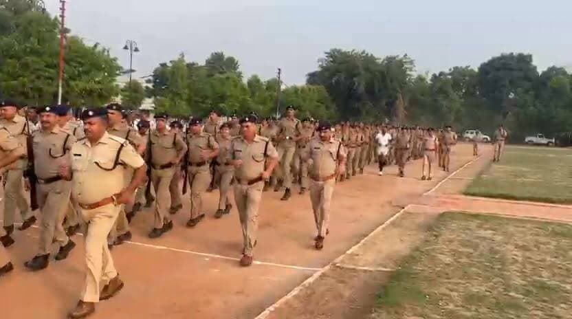 शुक्रवार परेड के दौरान जवानों और प्रशिक्षु आरक्षियों संग एसएसपी ने लगाई दौड़ 🏃♂️
👮♂️ जनपद के सभी राजपत्रित अधिकारी एवं थाना प्रभारी व RTC स्टॉफ के सदस्य भी रहे मौजूद 👥
✅ परेड में दिखा अनुशासन का नमूना, जवानों की फिटनेस भी की गई चेक 💪🫡
📋 RTC स्टॉफ से एसएसपी ने की प्रशिक्षण ले रहे जवानों की ट्रेनिंग की जानकारी 📊
🎯 इंडोर और आउटडोर में प्रशिक्षु जवानों को दक्ष बनाने के लिए संबंधित स्टॉफ को दिए टिप्स 💡
आज प्रातः शुक्रवार परेड के दौरान एसएसपी नवनीत सिंह हरिद्वार पुलिस लाइन परेड ग्राउंड पहुंचे। परेड निरीक्षण के उपरांत उनके द्वारा बाद नए रिक्रूट एवं अन्य जवानों के साथ दौड़ लगाते हुए सभी को फिट रहने का संदेश देते हुए कहा कि परेड फोर्स का एक अहम अनुशासन का हिस्सा है जो सभी के लिए आवश्यक है।
आरटीसी स्टॉफ से वार्ता करते हुए एसएसपी हरिद्वार द्वारा सभी प्रशिक्षण ले रहे जवानों की ट्रेनिंग की जानकारी ली तथा इंडोर और आउटडोर में प्रशिक्षु जवानों को दक्ष बनाने के लिए संबंधित स्टॉफ को जरूरी टिप्स दिए।
साथ ही सभी जवानों के लिए मौसमनुरूप गुणवत्तापूर्ण एवं पौष्टिक खाना तैयार करने के भी स्पष्ट निर्देश जारी किए ताकि जवान स्वस्थ रहकर पूरी लगन के साथ फील्ड ड्यूटी/ ट्रैनिंग कर पायें।
परेड की पश्चात एसएसपी हरिद्वार द्वारा अन्य अधिकारियों के साथ लाइन परिसर की विभिन्न शाखाओं का भौतिक निरीक्षण करते हुए अधीनस्थ अधिकारियों को अन्य आवश्यक दिशा निर्देश दिए गएl
Uttarakhand Police Uttarakhand Traffic Police -Traffic Directorate Garhwal Range Uttarakhand Police Uttarakhand DIPR
#friday #haridwarpolice #CrimeControl #prade