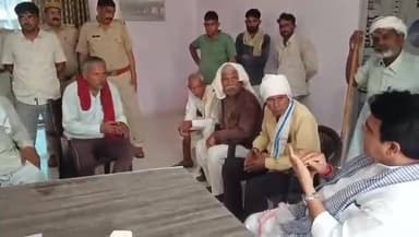 (महुआ विधायक राजेंद्र मीणा )पहुंचे तुरंत ग्राम चौड़ा की पाखर में वीर बहादुर पुत्र पप्पू मीना की हत्या की दुःखद घटना की सूचना पर मंडावर थाने पहुंचकर शोकाकुल परिजनों से मुलाकात कर ढांढस बंधाया।
मंडावर थाने के बाहर न्याय की मांग को परिजन धरने पर बैठ गए थे, परिजनों एवं ग्रामीणों से वार्ता कर प्रशासन से दोषियों की शीघ्र गिरफ्तारी एवं कठोर कार्रवाई करने के लिए निर्देशित किया। #रिपोर्ट राजवीर सिंह नरूका महवा