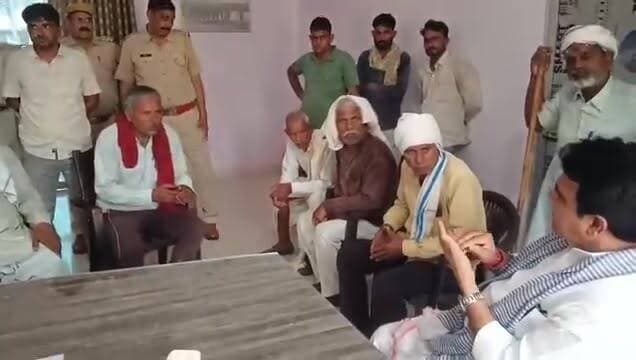 (महुआ विधायक राजेंद्र मीणा )पहुंचे तुरंत ग्राम चौड़ा की पाखर में वीर बहादुर पुत्र पप्पू मीना की हत्या की दुःखद घटना की सूचना पर मंडावर थाने पहुंचकर शोकाकुल परिजनों से मुलाकात कर ढांढस बंधाया।
मंडावर थाने के बाहर न्याय की मांग को परिजन धरने पर बैठ गए थे, परिजनों एवं ग्रामीणों से वार्ता कर प्रशासन से दोषियों की शीघ्र गिरफ्तारी एवं कठोर कार्रवाई करने के लिए निर्देशित किया। #रिपोर्ट राजवीर सिंह नरूका महवा