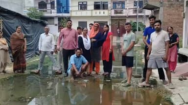 कानपुर ब्रेकिंग
कानपुर जोन-3 में जलभराव से जनता बेहाल
सड़क बनी तालाब, घरों से निकलना हुआ मुश्किल
स्थानीय लोगों ने नगर निगम पर लगाया लापरवाही का आरोप
जल निकासी न होने से बीमारी फैलने का खतरा
आक्रोशित स्थानीय नागरिकों ने नगर निगम के खिलाफ लगाए मुर्दाबाद के नारे
समाधान की मांग को लेकर लोगों में भरी आक्रोश गंदे पानी में बैठकर किया प्रदर्शन
कानपुर जोन 3 वार्ड 82 बर्रा जरौली गुजैनी का मामला
#nagarnigam #public #problem #local_issue #kanpurnews