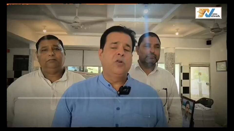 राहुल गांधी के जन्मदिन पर कांग्रेसियों मे जश्न या जंग ? जिला अध्यक्ष बोले— आज राहुल गांधी जी का जन्मदिन है, और काले झंडे वाला कार्यक्रम किसी कीमत पर नहीं होना चाहिए।
#RahulGandhi #Congress #HimanshuGaba #Politics #BreakingNews #UttarakhandNews #CongressPolitics #PartyUnity #BirthdayNews #ViralNews Sanjay Juneja Rajkumar Thukral Rajkumar Thukral Tilak Raj Behar II Tilak Raj Behar Sushil Gaba Mohan Lal Khera