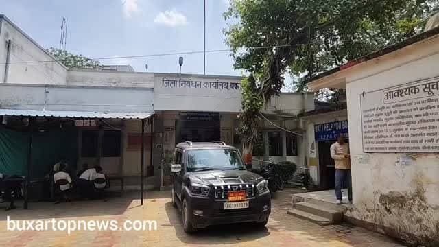 बिहार में जमीन रजिस्ट्री महंगी, बक्सर में पसरा सन्नाटा!
नई सर्किल रेट लागू होते ही बिहार में जमीन और मकान खरीदना महंगा हो गया है। इसका सीधा असर बक्सर में देखने को मिला, जहां 19 जून को दोपहर 2 बजे तक रजिस्ट्री कार्यालय में एक भी रजिस्ट्री नहीं हो सकी।
शहरी क्षेत्रों में रजिस्ट्री दरें दोगुनी और ग्रामीण क्षेत्रों में 1.6 गुना बढ़ा दी गई हैं। अचानक लागू हुए इस फैसले से आम लोगों, डीड राइटरों और जमीन कारोबार से जुड़े लोगों में नाराजगी है। बढ़ी हुई कीमतों ने घर और जमीन खरीदने का सपना देखने वालों की चिंता बढ़ा दी है।
क्या सरकार का यह फैसला सही है? अपनी राय कमेंट में बताइए।
#Bihar #Buxar #BiharNews #BuxarNews #LandRegistry RegistryRate CircleRate PropertyNews RealEstate BreakingNews ViralNews BiharGovernment LandPrice BuxarTopNews NewsUpdate