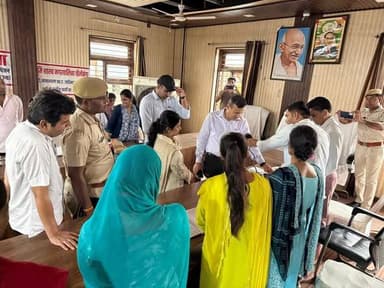 अतिरिक्त जिला कलक्टर ने किया पीलीबंगा में शहरी सेवा शिविर का निरीक्षण व्यवस्थाओं का जायजा लेकर दिए त्वरित निस्तारण के निर्देश
L.b. Bhakhar #Lalbahadurbhakharjournalist
पीलीबंगा हनुमानगढ़:- #लालबहादुर_भाखर:- राज्य सरकार के निर्देशानुसार नगरपालिका पीलीबंगा में आयोजित शहरी सेवा शिविर का गुरुवार को अतिरिक्त जिला कलक्टर रामरतन सौंनकरिया ने औचक निरीक्षण किया। निरीक्षण के दौरान उन्होंने शिविर में विभिन्न सरकारी विभागों द्वारा लगाई गई स्टॉलों का बारीकी से अवलोकन किया और आमजन को प्रदान की जा रही सेवाओं की जमीनी हकीकत जानी।
अतिरिक्त जिला कलक्टर ने मौके पर मौजूद अधिकारियों और कर्मचारियों को कड़े निर्देश दिए कि शिविर में आने वाले हर नागरिक की समस्या का प्राथमिकता के साथ समाधान किया जाए। उन्होंने स्पष्ट किया कि सरकार की लोक कल्याणकारी योजनाओं का लाभ हर पात्र व्यक्ति तक पहुंचना चाहिए और कोई भी इससे वंचित नहीं रहना चाहिए। शिविरों का मुख्य उद्देश्य जनता को एक ही छत के नीचे सभी विभागों की सेवाएं सुलभ कराना है इसलिए इसके प्रभावी संचालन में कोई कोताही नहीं बरती जाए।
निरीक्षण के दौरान उन्होंने शिविर में अब तक प्राप्त हुए आवेदनों उनके निस्तारण की वर्तमान प्रगति और लंबित पड़े मामलों की विस्तृत समीक्षा भी की। उन्होंने जनहित से जुड़े प्रकरणों का तुरंत निपटारा कर आम जनता को राहत देने के निर्देश दिए। इसके साथ ही उन्होंने शिविर स्थल पर सफाई व्यवस्था शुद्ध पेयजल बैठने की उत्तम व्यवस्था सहित अन्य मूलभूत सुविधाओं का भी जायजा लिया।
नगरपालिका के अधिशासी अधिकारी नरेंद्र चौधरी ने अतिरिक्त जिला कलक्टर को शिविर के तहत किए जा रहे कार्यों और विभिन्न योजनाओं से लाभान्वित हुए लाभार्थियों के आंकड़ों की पूरी जानकारी दी। इस महत्वपूर्ण निरीक्षण के दौरान उपखंड अधिकारी उमा मित्तल सहित विभिन्न सरकारी विभागों के अधिकारी कर्मचारी और बड़ी संख्या में स्थानीय नागरिक उपस्थित रहे।
पत्रकार लालबहादुर भाखर संवाददाता
9875131305
7014718676📞📞☎️☎️✅✅