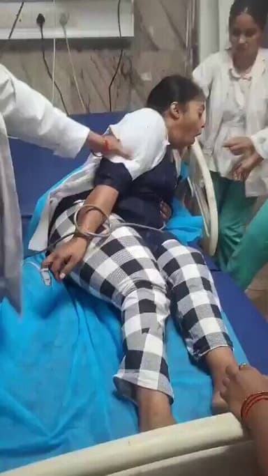 GIMS हॉस्पिटल में धरना स्थल पर बिगड़ी महिला कर्मचारी की तबीयत,अस्पताल की व्यवस्थाओं पर उठे सवाल!
अपनी मांगों को लेकर अस्पताल परिसर में धरने पर बैठी महिला स्टाफ की अचानक तबीयत बिगड़ गई घटना के बाद कर्मचारियों में नाराजगी बढ़ी और व्यवस्थाओं को लेकर सवाल खड़े होने लगे
@DhirendraGBN https://t.co/9ry8NWb4GS