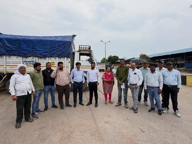 अंतर्राष्ट्रीय योग दिवस के सफल आयोजन की तैयारियां तेज़।
जिला स्तरीय योग कार्यक्रम के लिए कृषि उपज मंडी, मुंगेली में स्थल का निरीक्षण किया गया।
एसडीएम श्री अजय शतरंज ने व्यवस्थाओं का जायजा लेते हुए अधिकारियों को आवश्यक निर्देश दिए।
योग दिवस पर अधिक से अधिक नागरिकों की सहभागिता सुनिश्चित करने एवं सभी व्यवस्थाओं को सुव्यवस्थित बनाने पर विशेष जोर दिया गया।
#InternationalYogaDay2026 #Mungeli #YogaDay #chhattisgarh