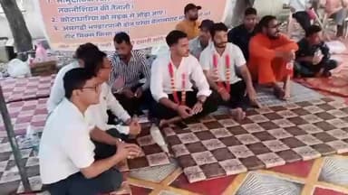 बेतालघाट 3 दिन यानी 80 घण्टे से 4 युवा भूखहड़ताल पर बैठे हैं लेकिन विधायक और प्रभारी मंत्री ब्लॉक में कार्यकर्ताओं के साथ अगली चुनावी रणनीति में लगे हैं 6 : 50 pm तक नही पहुचे धरना स्थल पर जिस से जनता में भारी आक्रोश देखने को मिल रहा है ।।
#live #betalghat