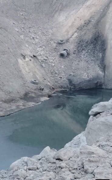रिलायंस कोल माइंस अमलोरी में दर्दनाक हादसा,
100 फीट गहरी खाई में गिरा होलपैक, ऑपरेटर की मौत
-------:---------:------:----:--------:------:----:-----:-------:---------:-------
सिंगरौली:जिले के नवानगर थाना क्षेत्र अंतर्गत अमलोरी स्थित रिलायंस कोल माइंस में शुक्रवार तड़के एक दर्दनाक हादसा हो गया। खदान में ड्यूटी के दौरान एक होलपैक (डंपर) वाहन अचानक अनियंत्रित होकर करीब 100 फीट गहरी खाई में जा गिरा। हादसे में वाहन चला रहे ऑपरेटर की मौके पर ही मौत हो गई। घटना के बाद पूरे माइंस क्षेत्र में अफरा-तफरी का माहौल बन गया और सहकर्मियों में शोक की लहर दौड़ गई। प्राप्त जानकारी के अनुसार हादसा शुक्रवार सुबह करीब 4 बजे हुआ। बताया जा रहा है कि खदान में नियमित कार्य के दौरान होलपैक वाहन कोयला परिवहन में लगा हुआ था। इसी दौरान वाहन अचानक संतुलन खो बैठा और सीधे गहरी खाई में जा गिरा। वाहन के साथ चालक भी नीचे चला गया। जिससे उसे गंभीर चोटें आईं और मौके पर ही उसकी मौत हो गई।मृतक की पहचान देवेंद्र यादव निवासी बिहार के रूप में हुई है। हादसे की सूचना मिलते ही खदान प्रबंधन, सुरक्षा विभाग के अधिकारी और कर्मचारी मौके पर पहुंचे। तत्काल राहत एवं बचाव कार्य शुरू किया गया। काफी मशक्कत के बाद चालक के शव को खाई से बाहर निकाला गया। वहीं दुर्घटनाग्रस्त वाहन को बाहर निकालने के लिए भारी मशीनों की मदद ली जा रही है।
*हादसे के बाद खदान में मचा हड़कंप*
घटना की जानकारी मिलते ही माइंस में कार्यरत कर्मचारियों के बीच हड़कंप मच गया। बड़ी संख्या में कर्मचारी घटनास्थल के आसपास एकत्र हो गए। हादसे की खबर मृतक के परिजनों तक पहुंचते ही परिवार में मातम छा गया। सहकर्मियों ने बताया कि देवेंद्र यादव लंबे समय से खदान में वाहन संचालन का कार्य कर रहे थे।
*सुरक्षा व्यवस्था पर उठे सवाल*
इस दुर्घटना के बाद एक बार फिर खदान क्षेत्र में सुरक्षा मानकों को लेकर सवाल खड़े होने लगे हैं। कर्मचारियों का कहना है कि ओपन कास्ट खदानों में भारी वाहनों का संचालन अत्यंत जोखिम भरा होता है। ऐसे में सुरक्षा उपायों का कड़ाई से पालन किया जाना आवश्यक है। हादसे के बाद यह चर्चा भी तेज हो गई है कि वाहन अनियंत्रित कैसे हुआ और दुर्घटना के पीछे तकनीकी खराबी, सड़क की स्थिति या अन्य कोई कारण तो जिम्मेदार नहीं था।
*जांच में जुटे अधिकारी---*
घटना की सूचना संबंधित प्रशासनिक और पुलिस अधिकारियों को भी दी गई। प्रारंभिक जांच शुरू कर दी गई है। अधिकारियों का कहना है कि दुर्घटना के वास्तविक कारणों का पता जांच रिपोर्ट आने के बाद ही चल सकेगा। वहीं खदान प्रबंधन द्वारा भी आंतरिक जांच कराई जा रही है।
*परिजनों को सहायता की मांग---*
हादसे के बाद श्रमिकों और स्थानीय लोगों ने मृतक के परिजनों को उचित मुआवजा एवं सहायता राशि उपलब्ध कराने की मांग उठाई है। उनका कहना है कि मृतक परिवार का मुख्य सहारा था। ऐसे में कंपनी और प्रशासन को संवेदनशीलता दिखाते हुए परिवार की हरसंभव मदद करनी चाहिए। फिलहाल पुलिस ने आवश्यक कार्रवाई शुरू कर दी है और पोस्टमार्टम के बाद शव परिजनों को सौंपने की प्रक्रिया की जा रही है। घटना ने एक बार फिर खदानों में कार्यरत श्रमिकों की सुरक्षा को लेकर गंभीर सवाल खड़े कर दिए हैं।।