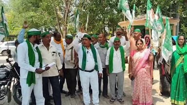 भाकियू अम्बावता ने तहसील में उठाईं जनसमस्याएं, तहसीलदार को सौंपा 8 सूत्रीय ज्ञापन
कौशाम्बी। भारतीय किसान यूनियन अम्बावता के जिलाध्यक्ष नरेन्द्र कुमार पाण्डेय के नेतृत्व में शुक्रवार को चायल तहसील परिसर में क्षेत्रीय समस्याओं को लेकर बैठक आयोजित की गई। बैठक में किसानों एवं आम जनता से जुड़ी विभिन्न समस्याओं पर चर्चा की गई। इसके बाद संगठन के पदाधिकारियों ने तहसीलदार संजय दुबे को 8 सूत्रीय ज्ञापन सौंपकर समस्याओं के शीघ्र समाधान की मांग की।
इस दौरान शिवशंकर पाण्डेय, रामप्रकाश पाठक, हरिशंकर, विनोद कुमार, भोला, रत्नावली, सुमन देवी, मुन्नालाल, अश्वनी कुमार, दिलीप कुमार, पंचम लाल, श्रीचंद सहित बड़ी संख्या में किसान एवं कार्यकर्ता मौजूद रहे।
#कौशाम्बी #चायल #भारतीयकिसानयूनियन #भाकियूअम्बावता #नरेन्द्रकुमारपाण्डेय तहसीलचायल ज्ञापन किसानसमस्याएं KaushambiNews UPNews DainikJagran BreakingNews DMKaushambi FarmersNews