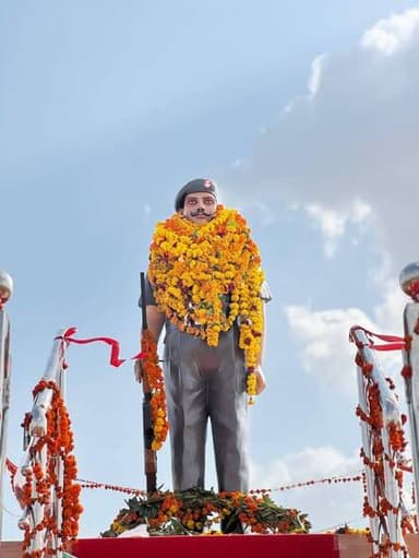 शहीद इन्द्र सिंह करमसोत की प्रतिमा का अनावरण, गूंजे भारत माता के जयकारे
ओसियां क्षेत्र की हरिपुरा ग्राम पंचायत स्थित करमसोतों की ढाणियों में गुरुवार को अमर शहीद इन्द्र सिंह करमसोत की प्रतिमा का अनावरण समारोह श्रद्धा और गौरव के माहौल में आयोजित हुआ। राज्य सैनिक सलाहकार समिति अध्यक्ष प्रेम सिंह बाजोर, ओसियां विधायक भैराराम सियोल, शेरगढ़ विधायक बाबूसिंह राठौड़, कर्नल डी.एस. खंगारोत, शंभु सिंह खेतासर, महेंद्र सिंह उम्मेदनगर तथा शहीद के पुत्र रणछोड़ सिंह ने फीता काटकर प्रतिमा का अनावरण किया। इस दौरान “शहीद इन्द्र सिंह करमसोत अमर रहें” और “भारत माता की जय” के जयकारों से पूरा परिसर गूंज उठा।
समारोह को संबोधित करते हुए प्रेम सिंह बाजोर ने कहा कि शहीद देवताओं के भी देवता होते हैं और उन्हें उचित सम्मान मिलना चाहिए। उन्होंने कहा कि जिन्होंने मातृभूमि और देश की रक्षा के लिए अपना सर्वोच्च बलिदान दिया है, उनके जीवन से प्रेरणा लेकर राष्ट्रभक्ति की भावना को मजबूत करना चाहिए। उन्होंने स्वदेशी वस्तुओं के उपयोग पर जोर देते हुए कहा कि देश में निर्मित उत्पादों को अपनाने से आर्थिक विकास को मजबूती मिलेगी।
ओसियां विधायक भैराराम सियोल ने कहा कि शहीद इन्द्र सिंह करमसोत के नाम पर विद्यालय का नामकरण किया जा चुका है। उन्होंने शहीद के जीवन संघर्ष और देश सेवा के योगदान पर प्रकाश डालते हुए युवाओं से उनके आदर्शों को अपनाने का आह्वान किया।
कार्यक्रम में शहीद परिवार सहित विभिन्न गणमान्य नागरिकों का सम्मान किया गया। सरपंच तुलछाराम ने अतिथियों का आभार व्यक्त किया। मंच संचालन उम्मेद सिंह इंदा भीकमकोर ने किया।
इस अवसर पर कर्नल डी.एस. खंगारोत, शंभु सिंह खेतासर, महेंद्र सिंह उम्मेदनगर, गोपाल सिंह भलासरिया, शेर सिंह तापू, गुलाब सिंह अनवाना, शेर सिंह भेड़, भूर सिंह भेड़, सुमेर सिंह, नारायण सिंह, पर्वत सिंह, नरपत सिंह रिनिया, उम्मेद सिंह रिनिया, बालवीर सिंह, कान सिंह, किशन सिंह, नरेन्द्र सिंह, रेवंत सियाग, नारायणराम दैया, मालम सिंह सहित बड़ी संख्या में ग्रामीण एवं गणमान्यजन मौजूद रहे
Bhairaram Choudhary Shambhu Singh Khetasar Babusingh Rathore Mahendra Singh Bhati