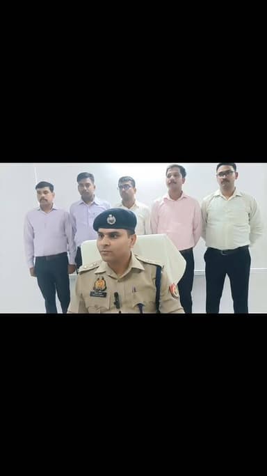 बलरामपुर पुलिस ने लौटाई लोगों की मुस्कान, 55 लाख के 215 गुमशुदा मोबाइल बरामद।
बलरामपुर। गुम हुए मोबाइल फोन वापस पाने की उम्मीद छोड़ चुके लोगों के चेहरे उस समय खिल उठे, जब बलरामपुर पुलिस ने साइबर सेल और सीईआईआर टीम की मदद से 215 गुमशुदा स्मार्टफोन बरामद कर उनके असली मालिकों को सौंप दिए। बरामद मोबाइलों की अनुमानित कीमत 50 से 55 लाख रुपये बताई गई है।
पुलिस अधीक्षक विकास कुमार के निर्देशन में चलाए गए विशेष अभियान के तहत अपर पुलिस अधीक्षक विशाल पाण्डेय तथा क्षेत्राधिकारी उतरौला/साइबर अपराध राघवेन्द्र सिंह के पर्यवेक्षण में साइबर सेल व सीईआईआर टीम ने भारत सरकार के संचार साथी पोर्टल की सहायता से मोबाइलों का पता लगाकर उन्हें बरामद किया।
शुक्रवार को पुलिस अधीक्षक कार्यालय में आयोजित कार्यक्रम में बरामद मोबाइल उनके स्वामियों को सौंपे गए। अपना खोया मोबाइल वापस पाकर लोगों ने बलरामपुर पुलिस की सराहना करते हुए कहा कि आधुनिक तकनीक और पुलिस की सक्रियता के कारण उनकी कीमती संपत्ति वापस मिल सकी।
एसपी ने बताया कि जनपद के सभी थानों में साइबर सेल/सीईआईआर टीम गठित की गई है। मोबाइल गुम होने पर लोग तत्काल नजदीकी थाने या साइबर सेल में शिकायत दर्ज कराएं अथवा संचार साथी पोर्टल के माध्यम से ऑनलाइन रिपोर्ट करें।
📱 मुख्य बातें
🔹 215 गुमशुदा स्मार्टफोन बरामद
🔹 कीमत लगभग 50 से 55 लाख रुपये
🔹 साइबर सेल व सीईआईआर टीम की बड़ी सफलता
🔹 मोबाइल मालिकों को सौंपे गए फोन
🔹 सभी थानों में साइबर सेल सक्रिय।
#BalrampurPolice #CyberCell #CEIR #MobileRecovery #BalrampurNews #UPPolice #GoodWork #SancharSaathi #BreakingNews #BalrampurUpdate #PoliceSuccess #CyberAwareness #UttarPradeshNews #MobileRecovered #PublicTrustInPolice #upnewsउत्तरप्रदेशबलरामपुर