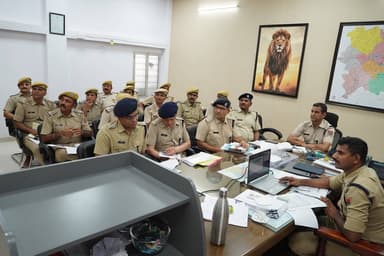 #Balotra: पुलिस अधीक्षक बालोतरा ने अपराध गोष्ठी में कानून व्यवस्था एवं लंबित प्रकरणों की समीक्षा की।
अपराध नियंत्रण, अनुसंधान की गुणवत्ता एवं विशेष अभियानों को लेकर दिए अहम निर्देश।
आज दिनांक 19.06.2026 को पुलिस अधीक्षक जिला बालोतरा श्री रमेश आईपीएस द्वारा पुलिस अधीक्षक कार्यालय, बालोतरा में जिले के समस्त पुलिस अधिकारियों की अपराध समीक्षा गोष्ठी आयोजित की गई। गोष्ठी के दौरान कानून-व्यवस्था की वर्तमान स्थिति, अपराध नियंत्रण, लंबित प्रकरणों के समयबद्ध निस्तारण, विशेष अभियानों की प्रगति, जनसुरक्षा एवं पुलिस कार्यप्रणाली की विस्तार से समीक्षा की गई। इस अवसर पर पुलिस अधीक्षक द्वारा विभिन्न महत्वपूर्ण विषयों पर आवश्यक दिशा-निर्देश जारी करते हुए सभी अधिकारियों को प्रभावी एवं परिणामोन्मुख पुलिसिंग सुनिश्चित करने के निर्देश दिए गए।
गोष्ठी में श्री हरफूलसिंह आरपीएस अतिरिक्त पुलिस अधीक्षक बालोतरा, श्री बाबूलाल मुरारिया आरपीएस वृताधिकारी बालोतरा, श्री योगेश चैधरी आरपीएस वृताधिकारी पचपदरा, श्री गिरधरसिंह आरपीएस वृताधिकारी सिवाना, श्री सुखाराम आरपीएस वृताधिकारी गुड़ामालानी सहित जिले के समस्त थानाधिकारीगण उपस्थित रहे।
@policerajasthan
#BalotraPolice #BalotraNews #CrimeMeeting #LawAndOrder #PoliceReview #OperationVishBhanjan #OperationVishDaman #OperationAshwaveg #CyberCrime #CrimeControl #WantedCriminals #NightPatrolling #PublicSafety #TrafficSafety #PoliceAction #RajasthanPolice #SafeBalotra #StrongPolicing #PoliceAdministration #Security #CrimeFreeBalotra #NewCriminalLaw2023 #भारतीय_न्याय_संहिता #नवीन_आपराधिक_कानून #बालोतरा