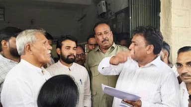 बारां के पूर्व विधायक पानाचंद मेघवाल के नेतृत्व में भाजपा सरकार के खिलाफ अटरू एसडीएम कार्यालय पर कांग्रेस का धरना प्रदर्शन, कांग्रेस का किसानों के लिए खाद की किल्लत सहित युवाओं को रोजगार, स्मार्ट मीटर का विरोध, पेट्रोल- डीजल-गैस की बढ़ती कीमतों, आदि सहित अन्य मुद्दों को लेकर किया प्रदर्शन।।
#CMORajasthan #CMO #dcdmbaran #khadcrisis #cmojaipur #khhad #trendingnews #viralnews #DCDM #BreakingNews #atru #atrusdm