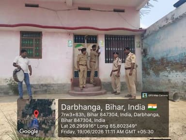 माननीय न्यायालय द्वारा कमतौल थाना कांड संख्या 93/26 में निर्गत इश्तिहार वारंटी वीणा देवी पति विनय राय साo अहियारी गोट एवं कमतौल थाना कांड संख्या 145/25 के इश्तिहार वारंटी विजय ठाकुर पिता चतुर्भुज ठाकुर साo सोतिया दोनों थाना-कमतौल जिला-दरभंगा के घर विधिवत इश्तिहार का तामिला किया गया।
कमतौल थाना द्वारा की गई कार्रवाई।
#BiharPolice #Darbhangapolice #HainTaiyarHum #dial_112
मिथिला क्षेत्र पुलिस Information & Public Relations Department, Government of Bihar Home Department, Govt. of Bihar