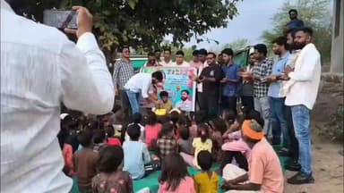 बंन्दाली पंचायत में युवा कांग्रेस ने राहुल गांधी का जन्मदिन बच्चों के बीच मनाया। इस दौरान केक काटा गया और पुस्तकालय सामग्री वितरित की गई। युवा कांग्रेस जिला अध्यक्ष रामभरत मीणा ने राहुल गांधी को देश की आवाज बताते हुए उनके नेतृत्व की सराहना की। कार्यक्रम में कांग्रेस के कई पदाधिकारी और कार्यकर्ता उपस्थित रहे।
#Sheopur #RahulGandhi #YouthCongress