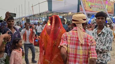 समस्तीपुर, मोरसंड बहदुरा मे देखने को मिला एक अनोखा दूल्हा दुल्हन की जोड़ी #samastipur #viralreels #public #police #viral #bihar #trendingnow #Pusa