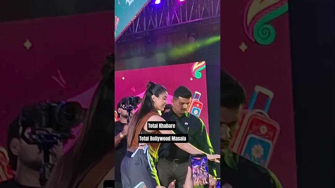 #janhvikapoor meeting her fans at #flipkart #glamup event in #delhi 💖😍#totalkhabare #bollywood