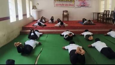 🔹अंतर्राष्ट्रीय योग दिवस के पूर्व जिला जेल में पांचवे दिन आयोजित हुआ योगाभ्यास*
🔹कटनी - अंतर्राष्ट्रीय योग दिवस के अवसर पर जिला जेल में आयोजित होने वाले योग कार्यक्रम के मद्देनजर बंदियों के बीच लगातार योगाभ्यास कराया जा रहा है। शुक्रवार को इस अभियान का पांचवां दिन रहा, जिसमें बंदियों ने उत्साहपूर्वक भाग लिया।
आनंद विभाग कटनी, जेल प्रशासन, जिला विधिक सेवा प्राधिकरण एवं पतंजलि योग समिति के संयुक्त सहयोग से आयोजित इस कार्यक्रम का उद्देश्य बंदियों के शारीरिक और मानसिक स्वास्थ्य को बेहतर बनाना है। नियमित योगाभ्यास से बंदियों में सकारात्मक ऊर्जा और अनुशासन की भावना विकसित हो रही है।
कार्यक्रम के दौरान जेल अधीक्षक श्री प्रभात चतुर्वेदी के मार्गदर्शन में योग सत्र आयोजित किया गया। इस अवसर पर आनंद विभाग से श्री अनिल काम्बले, जेल शिक्षिका श्रीमती दीप्ती श्रीवास्तव एवं पतंजलि योग समिति से योग शिक्षक श्री विवेक परोहा उपस्थित रहे। योग प्रशिक्षकों ने बंदियों को विभिन्न आसनों और प्राणायाम का अभ्यास कराया तथा योग के लाभों की जानकारी दी।
#JansamparkMP
#CMMadhyapradesh
@JansamparkMP
@CMMadhyapradesh
GAD, MP
Home Department, MP
@jbpcommissioner
#Katni #कटनी
#InterNationalYogDiwas